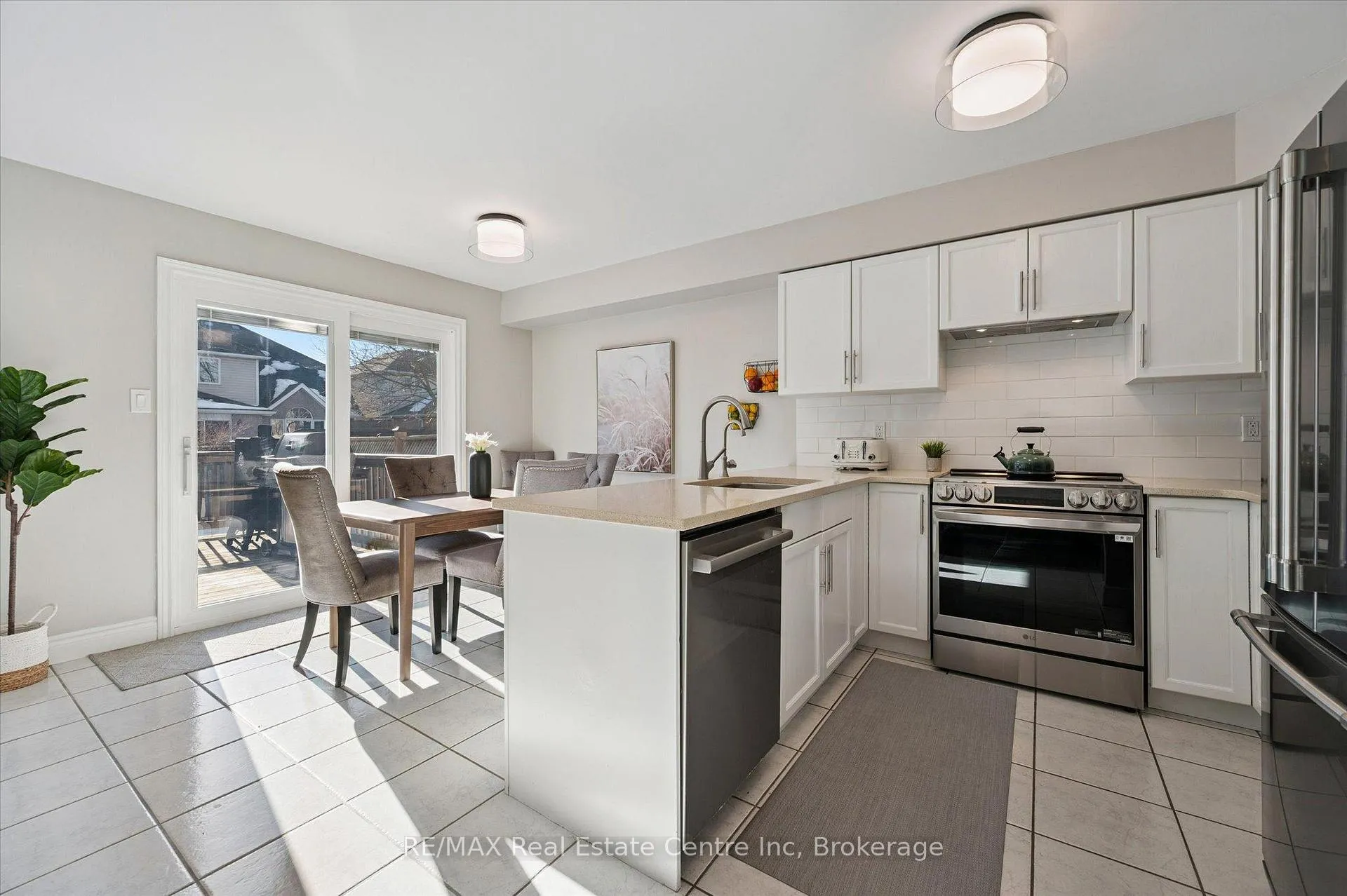 Photo 4 of 61 Gaw Crescent, Guelph, Pineridge/Westminster Woods — HOMEH