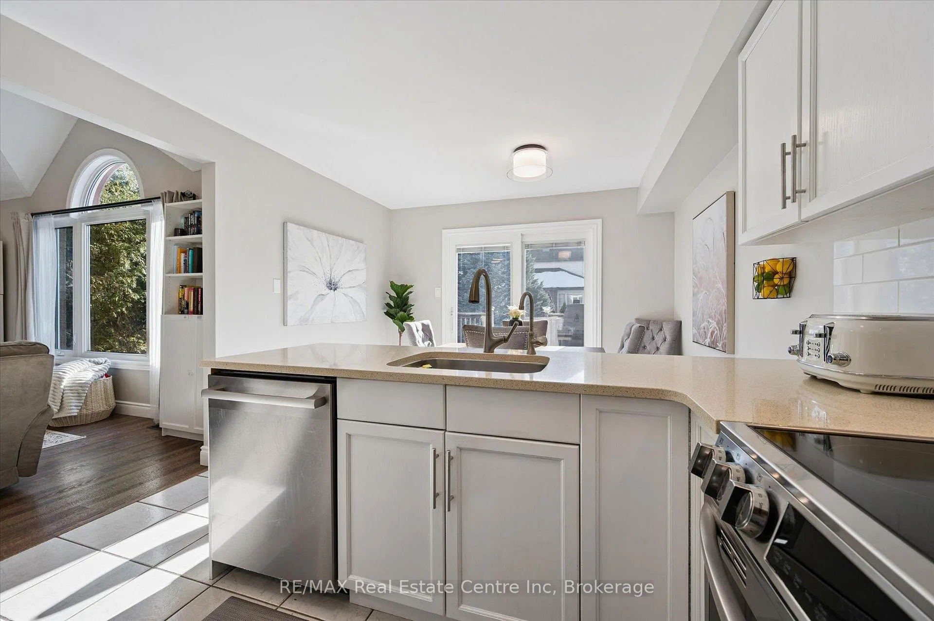 Photo 6 of 61 Gaw Crescent, Guelph, Pineridge/Westminster Woods — HOMEH