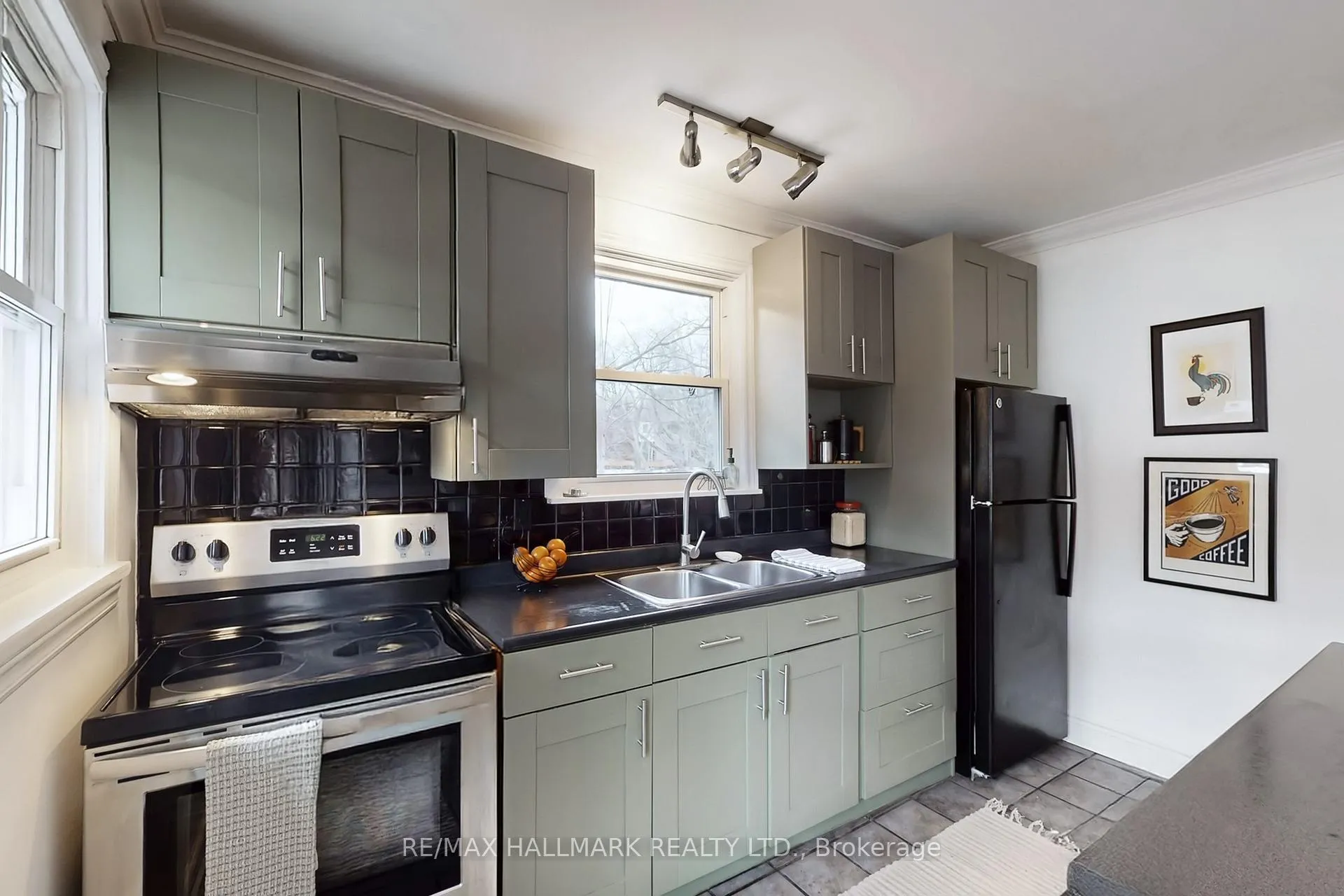 Photo 11 of 38 Wildwood Crescent, Toronto, Woodbine Corridor — HOMEH