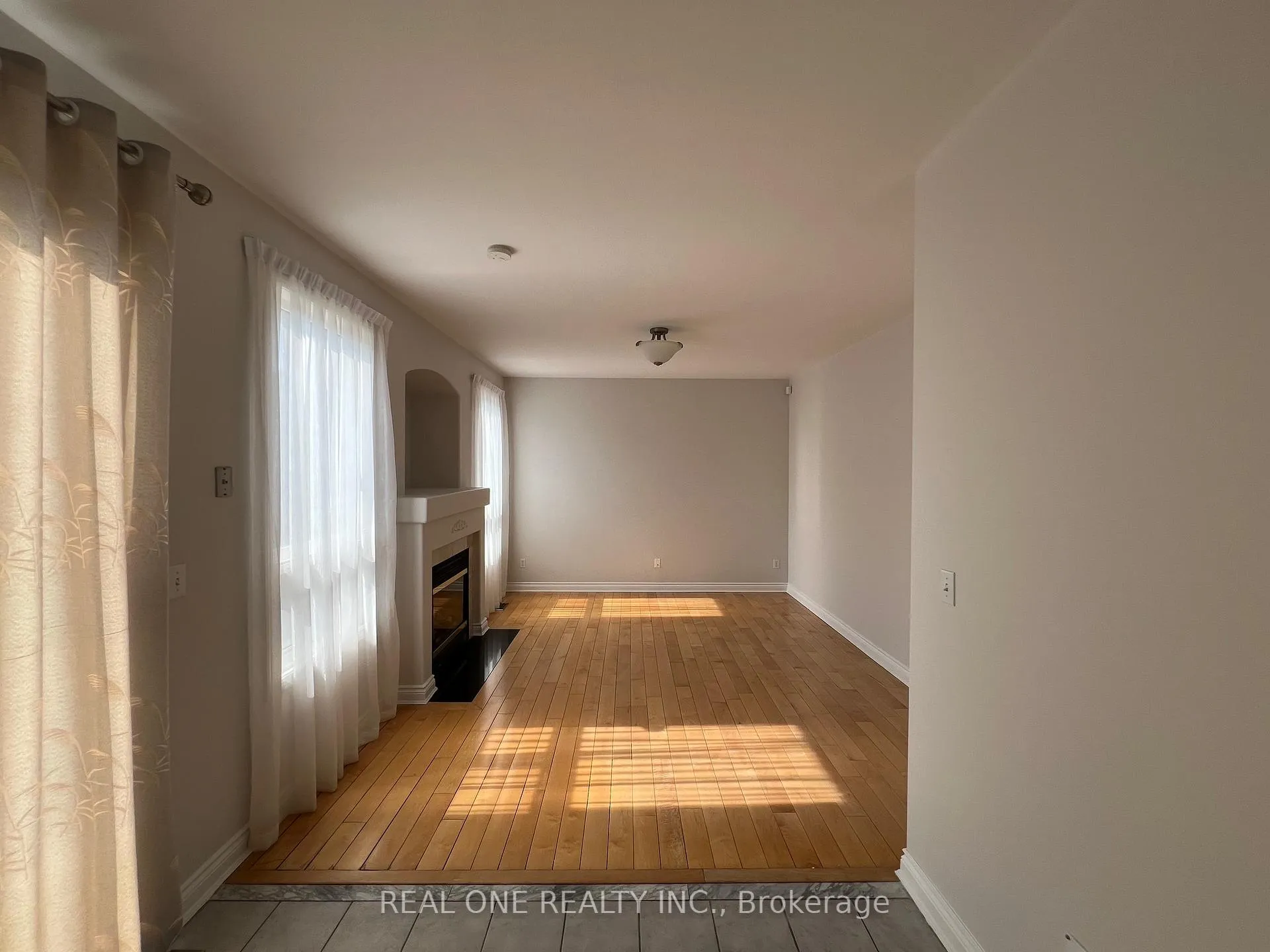 Photo 3 of 117 Majestic Drive, Markham, Berczy — HOMEH