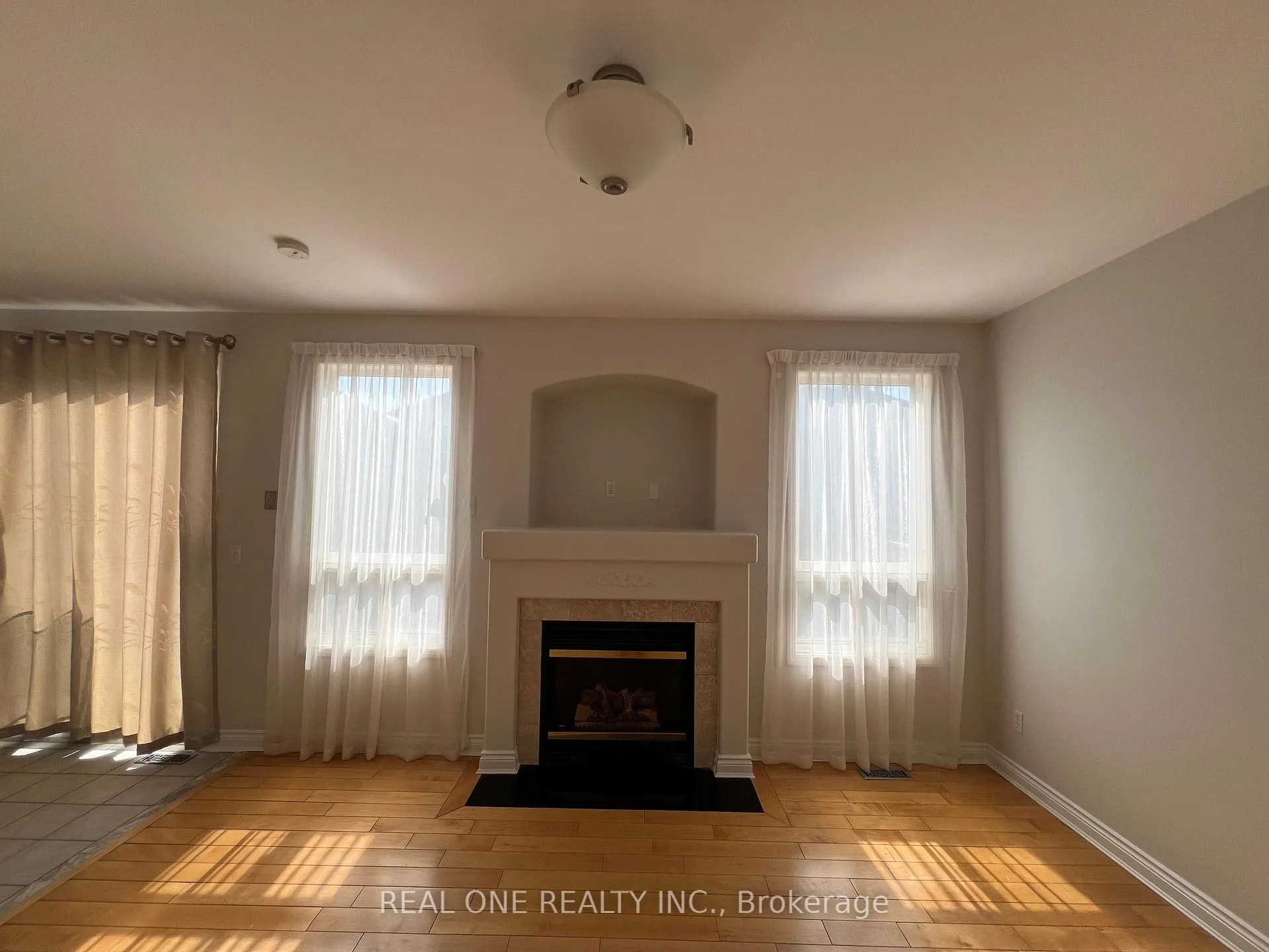 Photo 4 of 117 Majestic Drive, Markham, Berczy — HOMEH