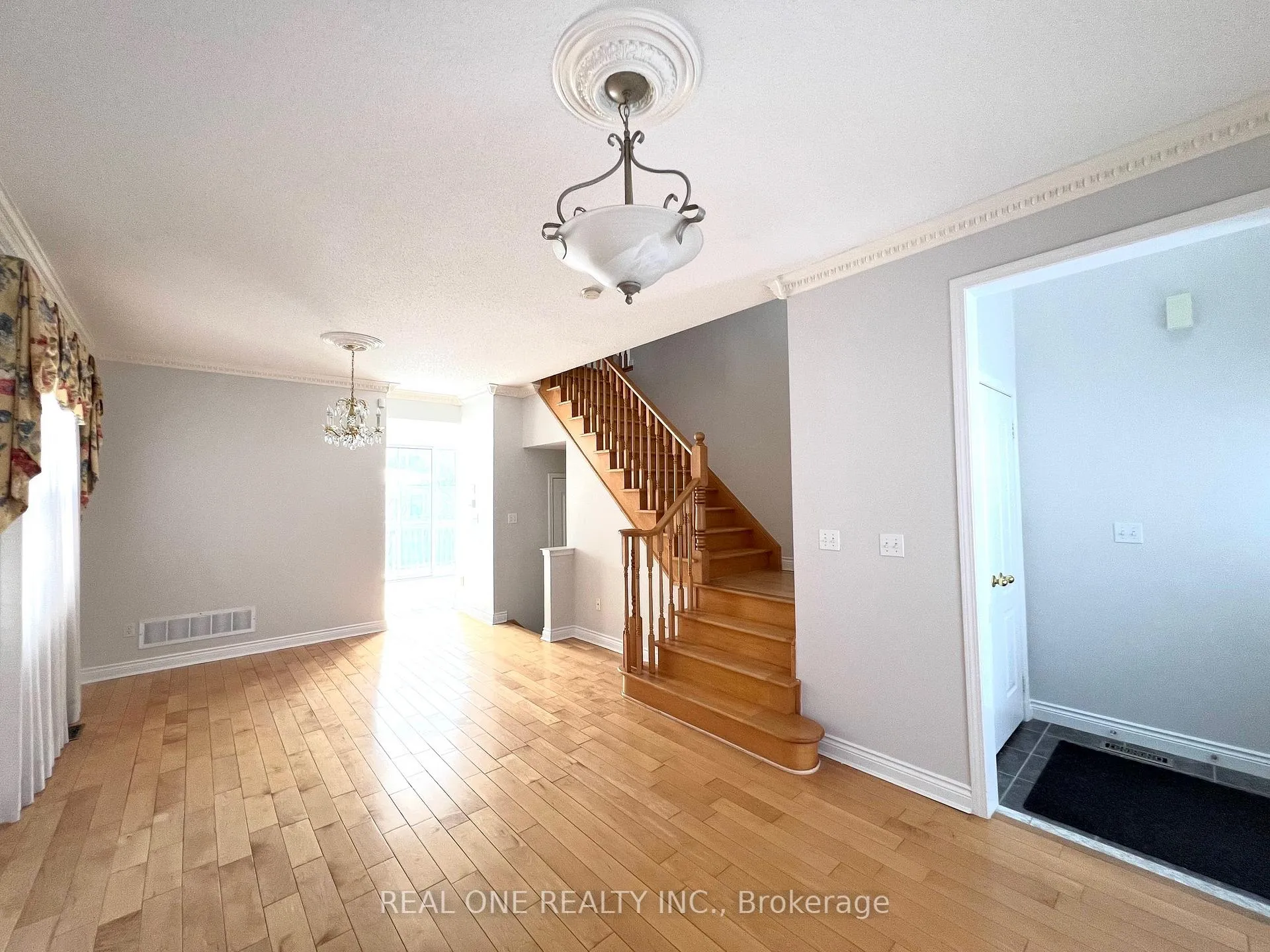 Photo 9 of 117 Majestic Drive, Markham, Berczy — HOMEH