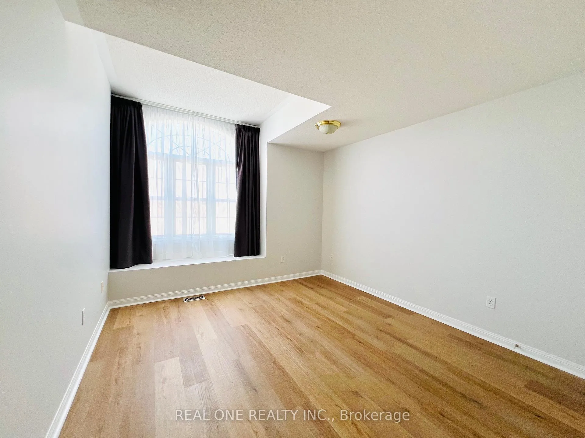 Photo 13 of 117 Majestic Drive, Markham, Berczy — HOMEH
