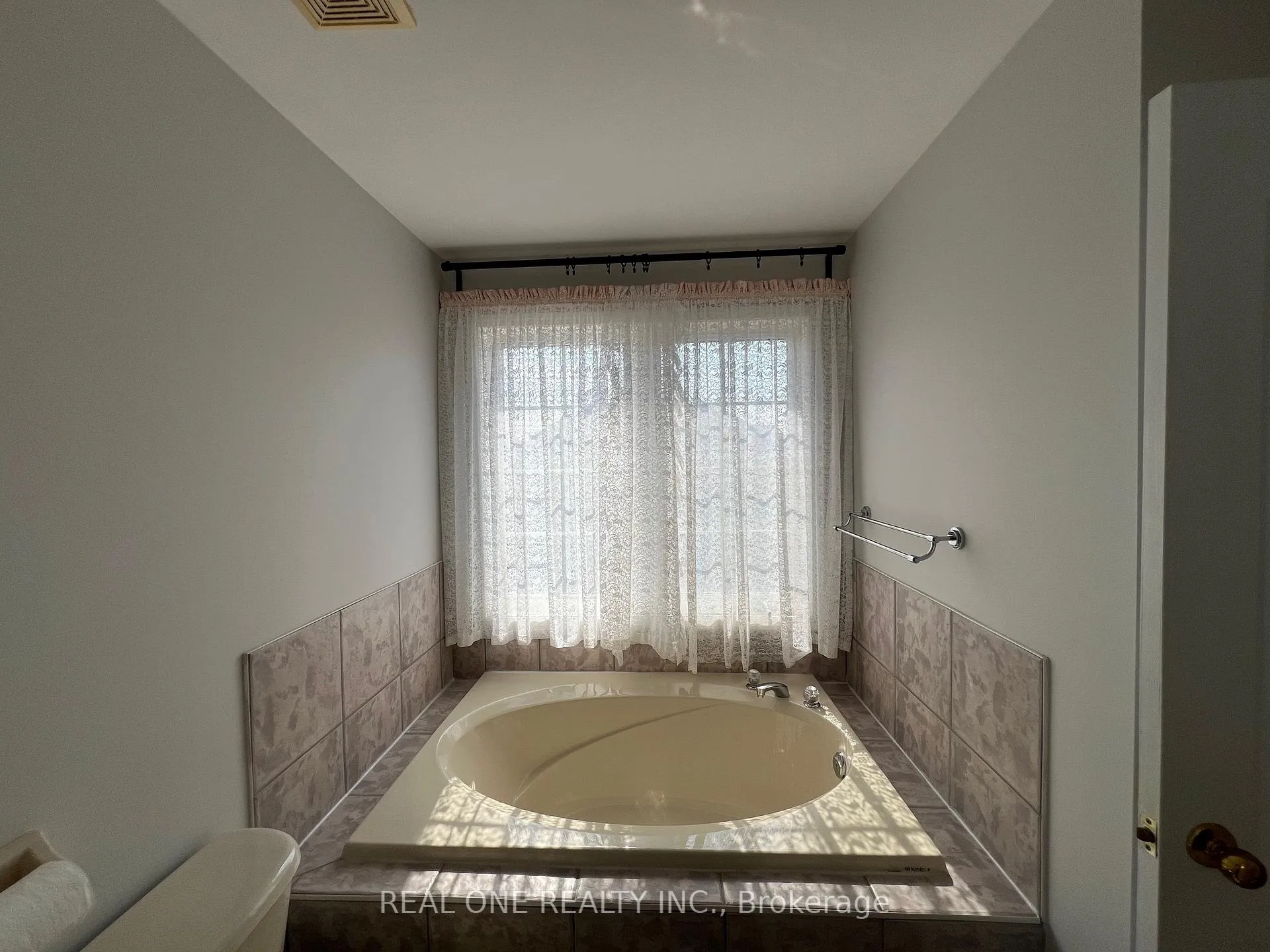 Photo 15 of 117 Majestic Drive, Markham, Berczy — HOMEH