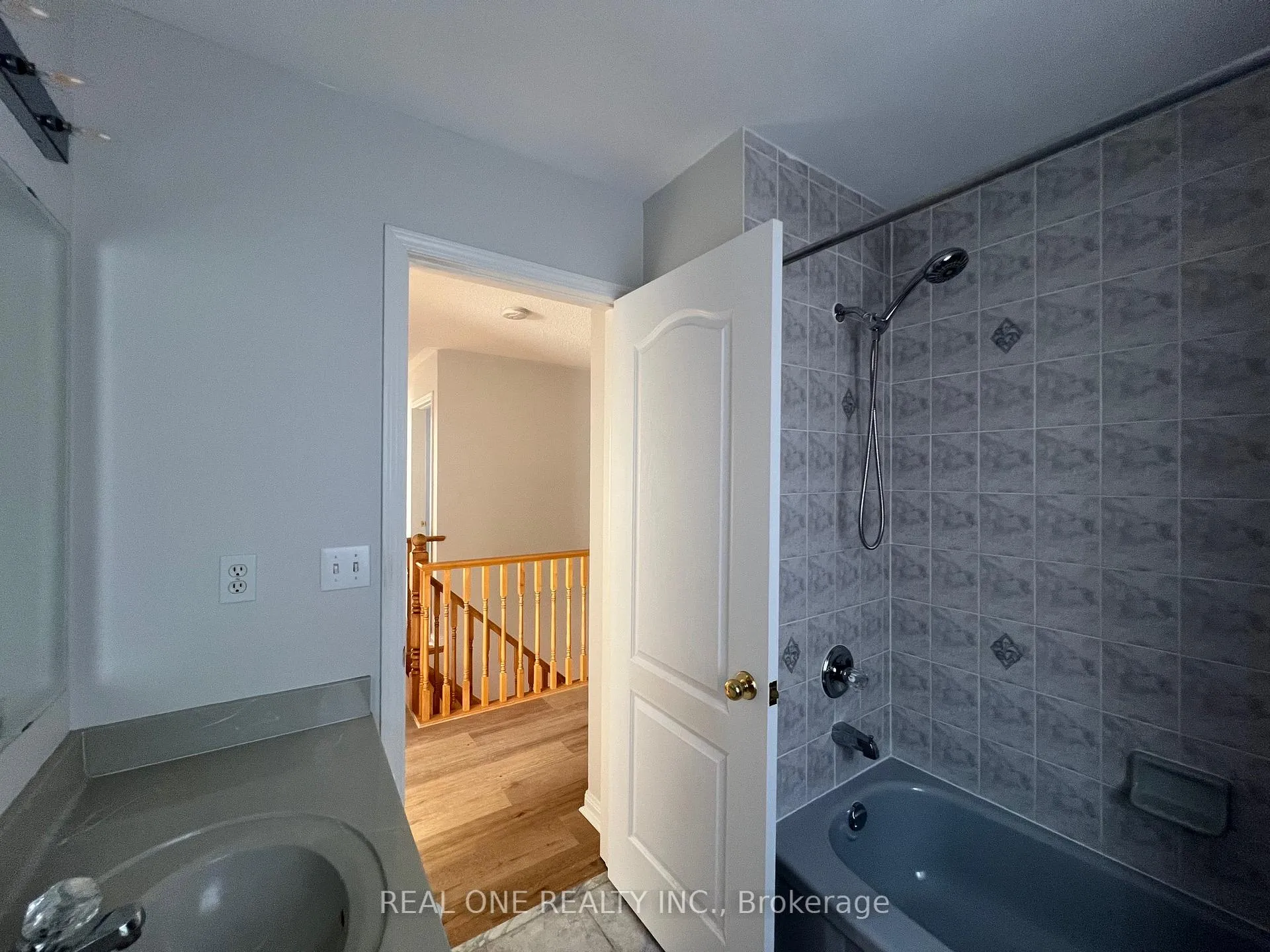 Photo 17 of 117 Majestic Drive, Markham, Berczy — HOMEH