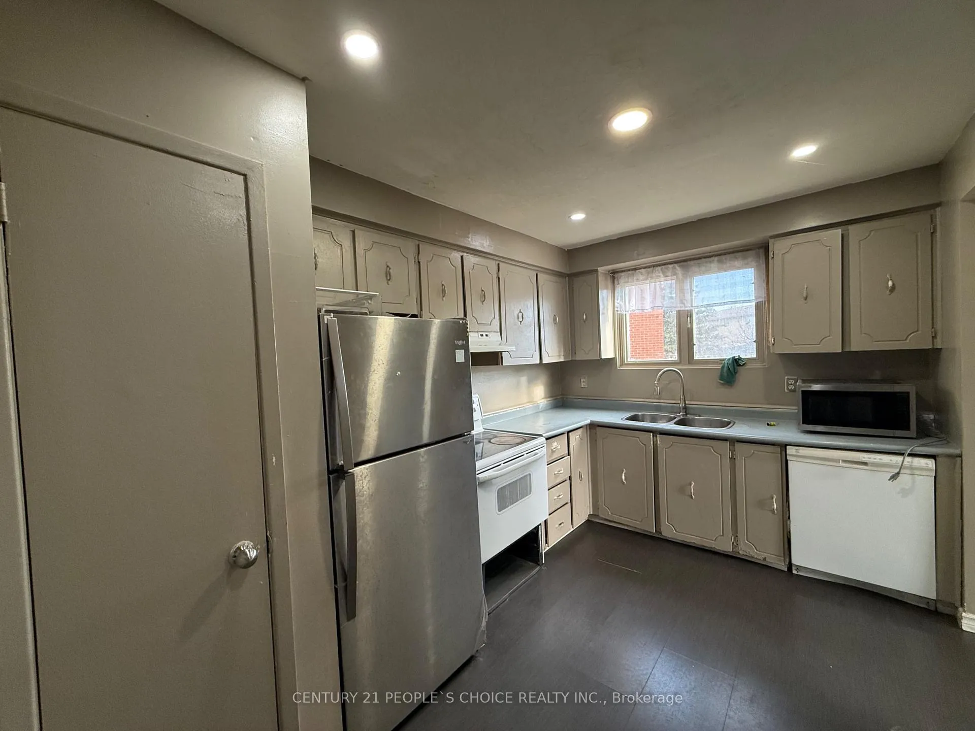 Photo 4 of 32 Horne Drive, Brampton, Brampton North — HOMEH