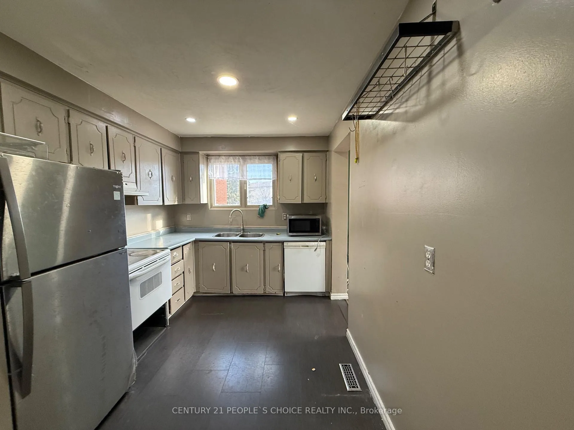 Photo 5 of 32 Horne Drive, Brampton, Brampton North — HOMEH