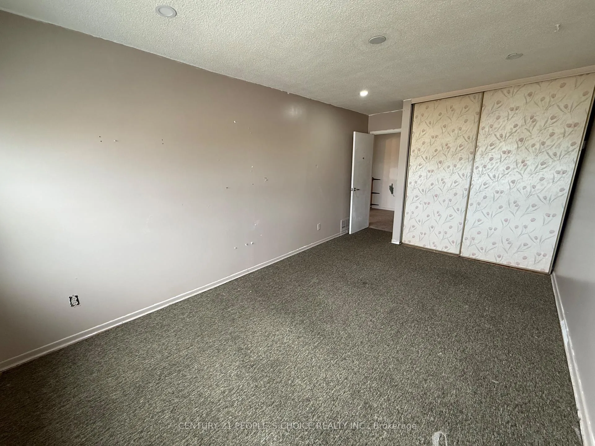Photo 13 of 32 Horne Drive, Brampton, Brampton North — HOMEH