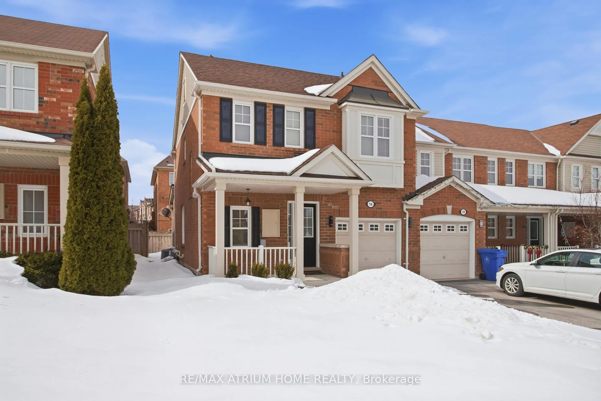 Photo 2 of 16 Kidd Circle, Aurora, Bayview Northeast — HOMEH