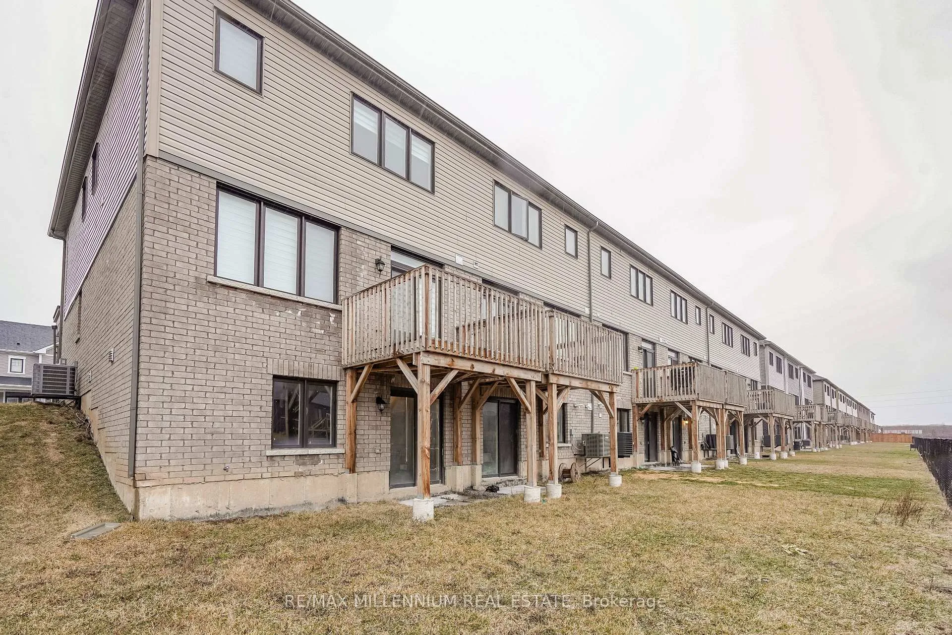 Photo 6 of 329 Vanilla Trail, Thorold, Rolling Meadows — HOMEH