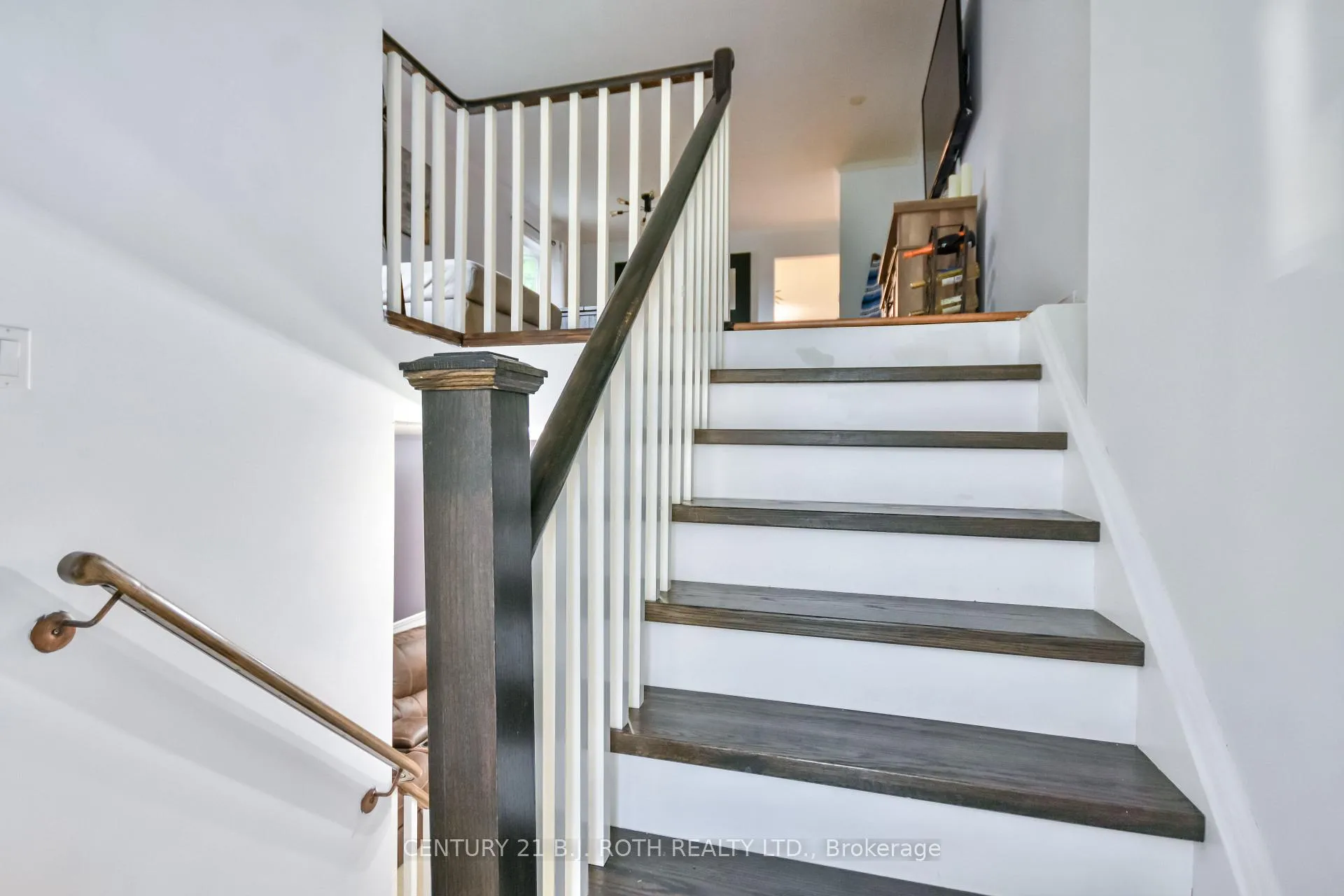 Photo 2 of 56 Monique Crescent, Barrie, East Bayfield — HOMEH