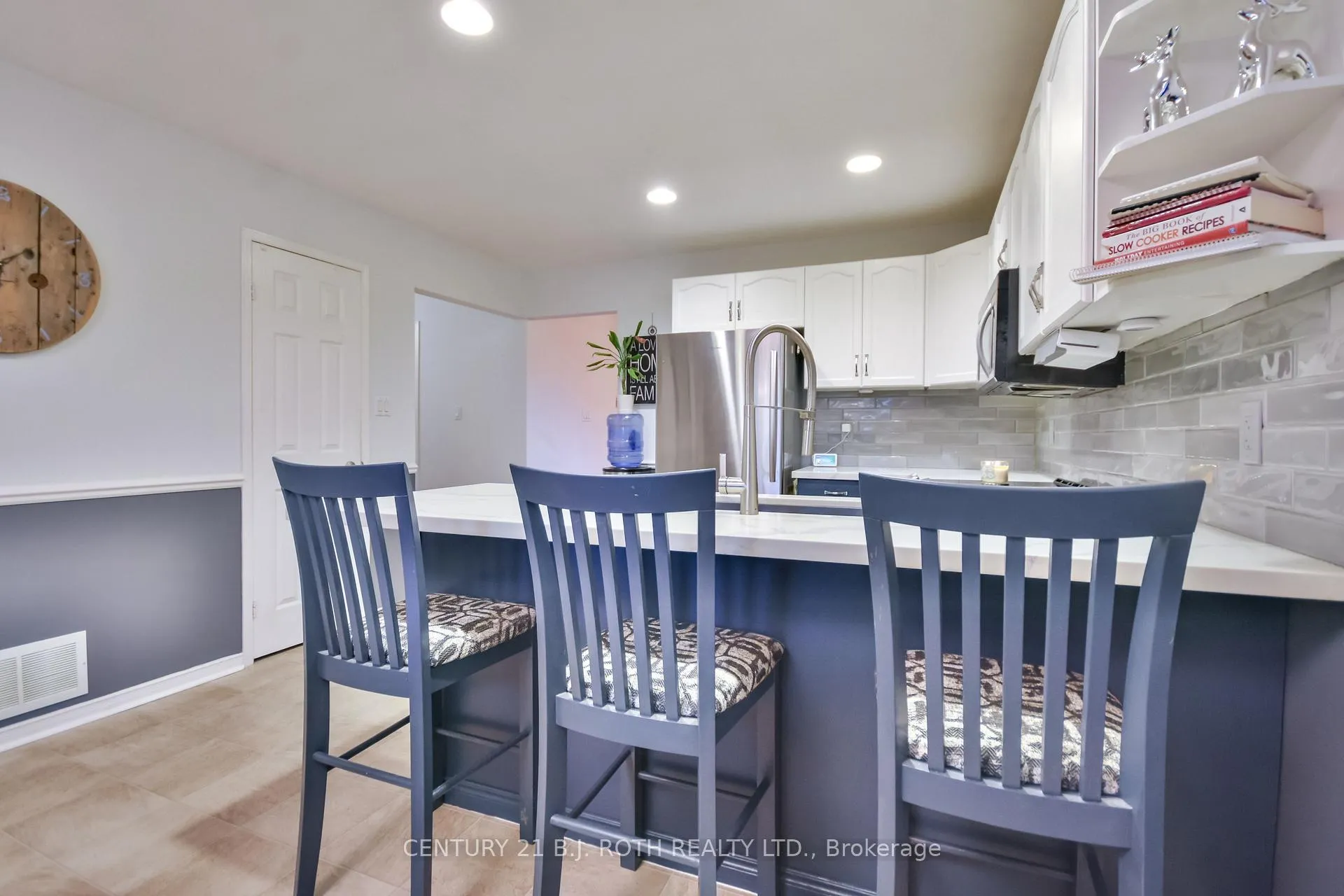 Photo 12 of 56 Monique Crescent, Barrie, East Bayfield — HOMEH