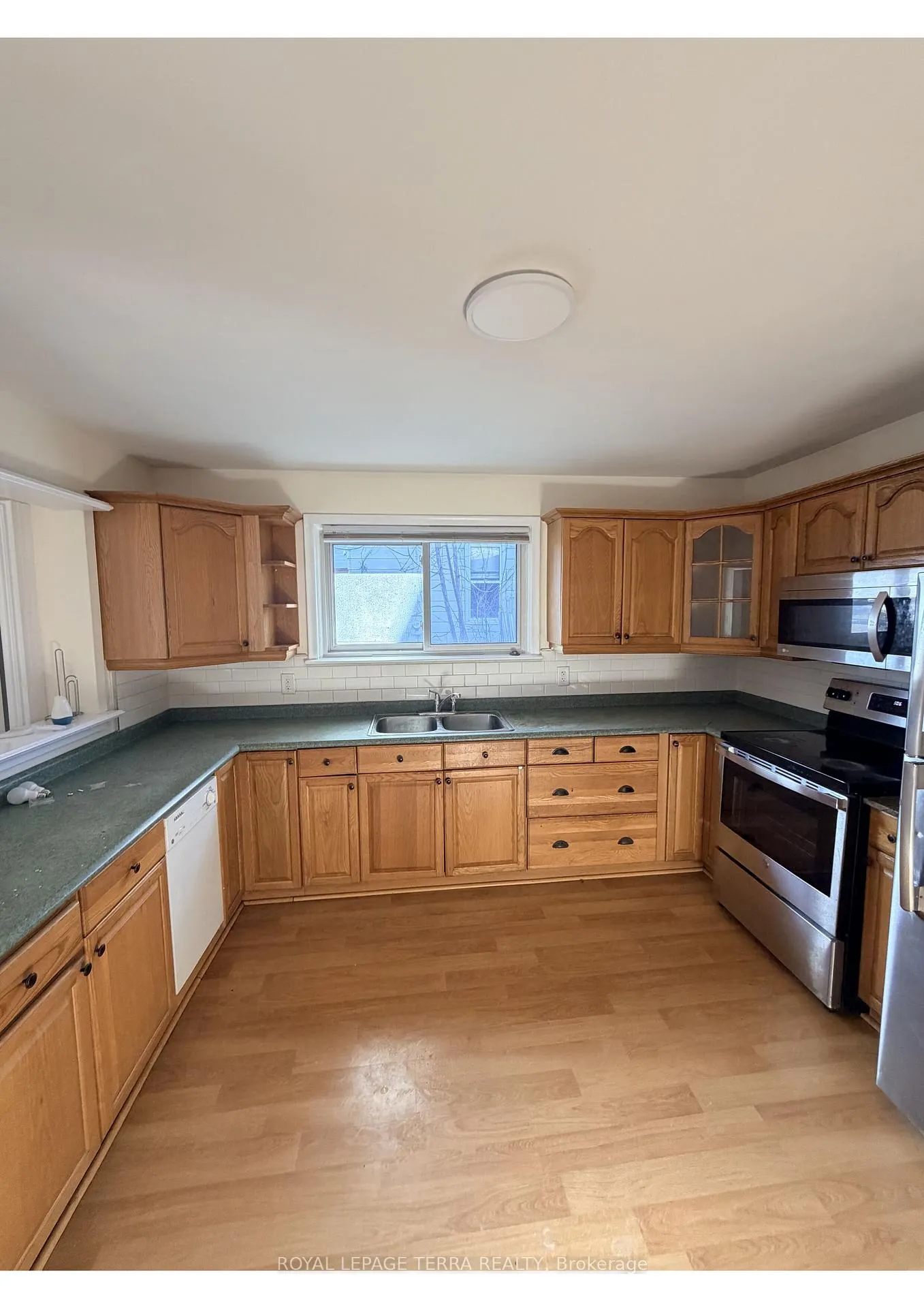 Photo 3 of 114 Adelaide Avenue E, Oshawa, O'Neill — HOMEH