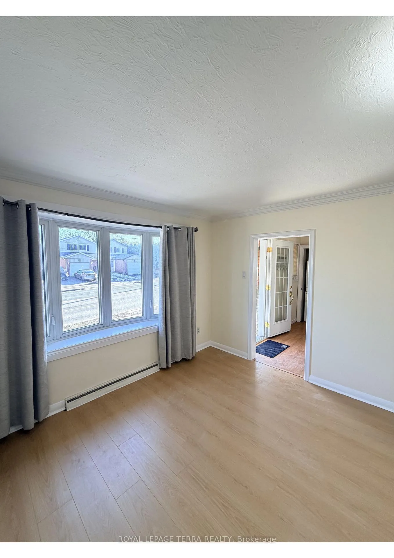 Photo 5 of 114 Adelaide Avenue E, Oshawa, O'Neill — HOMEH