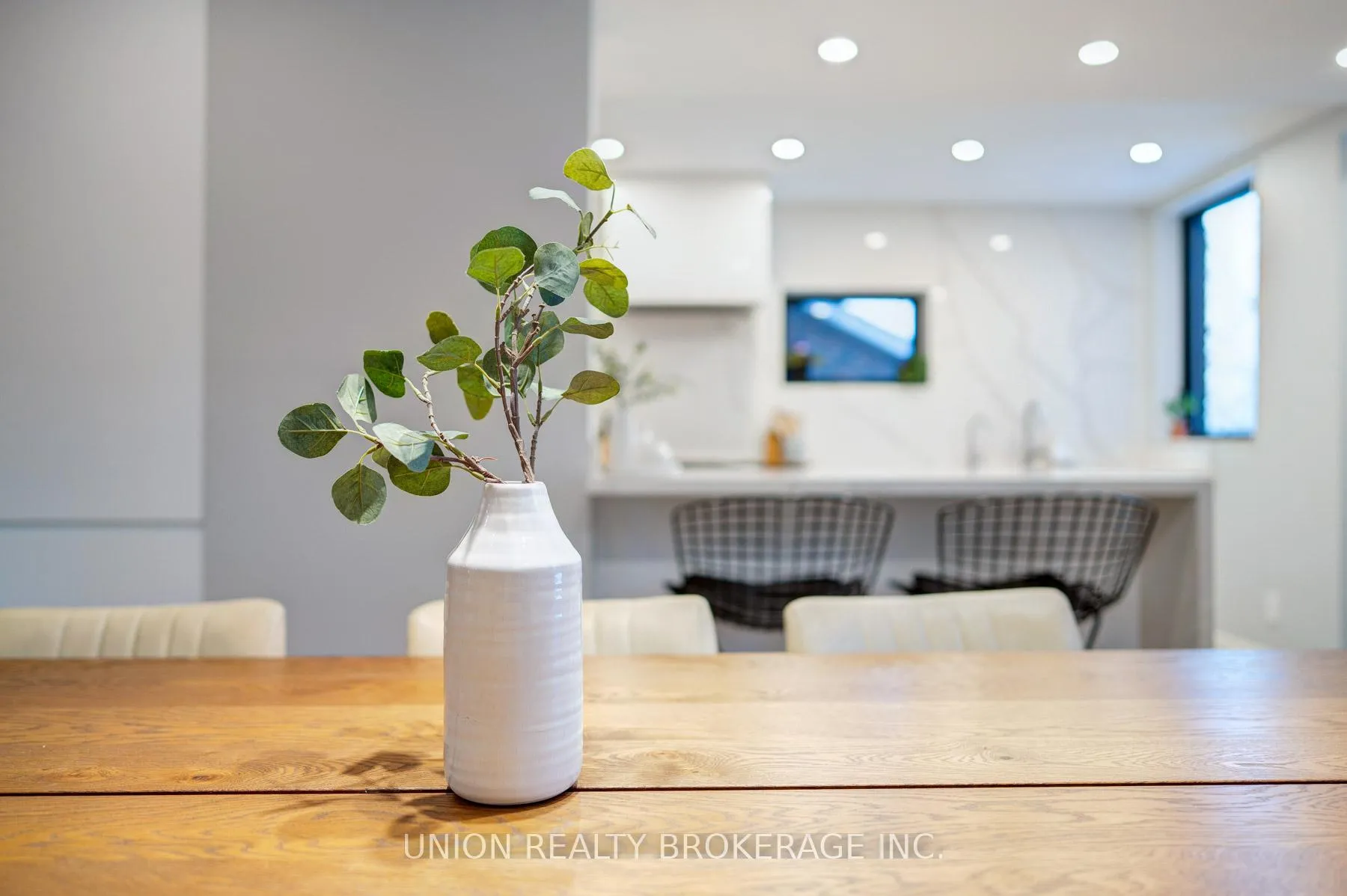 Photo 11 of 10 Hollywood Crescent, Toronto, Woodbine Corridor — HOMEH
