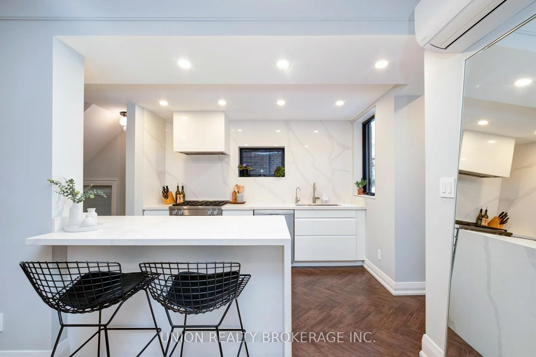 Photo 12 of 10 Hollywood Crescent, Toronto, Woodbine Corridor — HOMEH