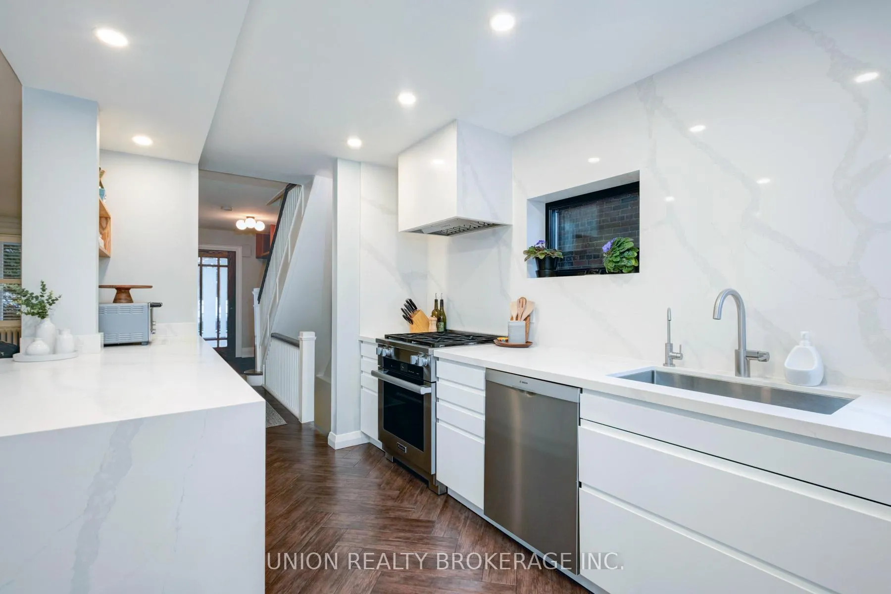Photo 13 of 10 Hollywood Crescent, Toronto, Woodbine Corridor — HOMEH