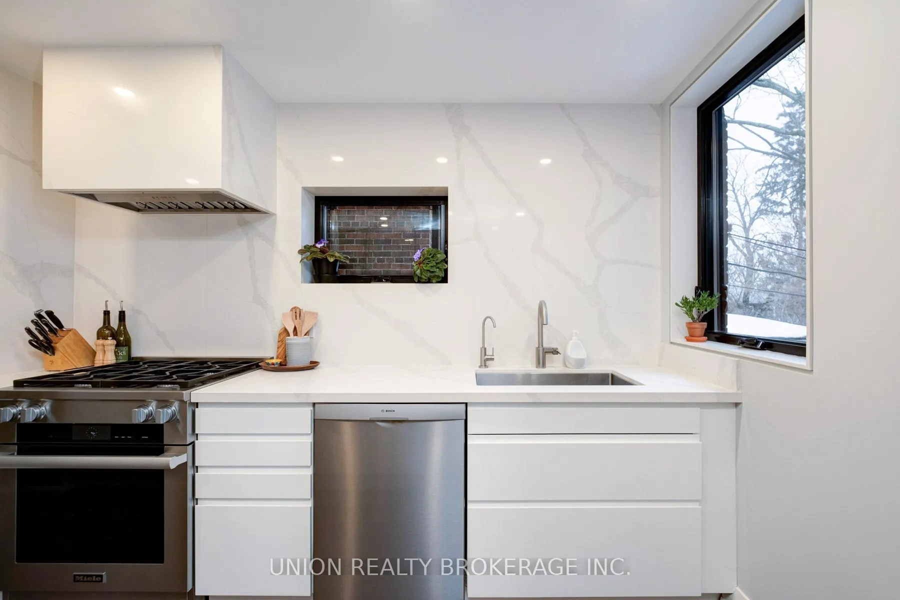 Photo 14 of 10 Hollywood Crescent, Toronto, Woodbine Corridor — HOMEH