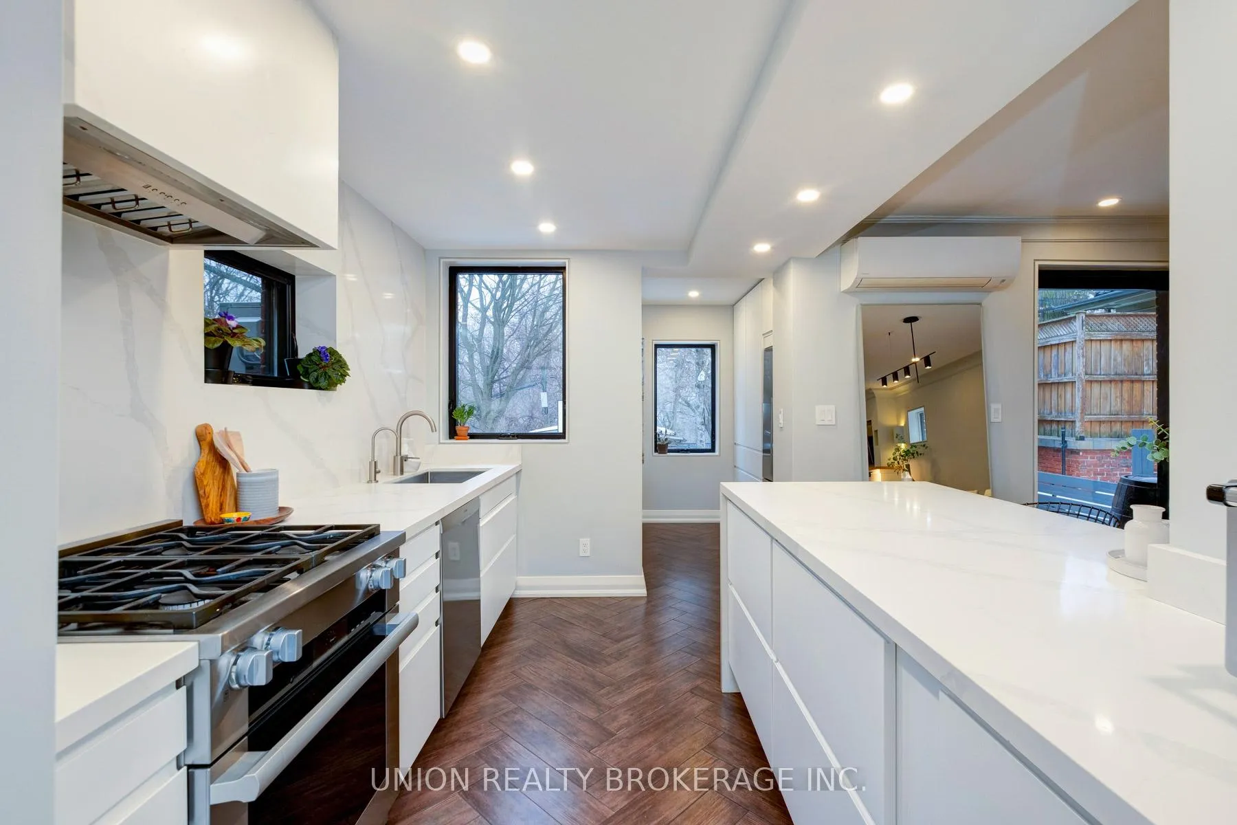 Photo 15 of 10 Hollywood Crescent, Toronto, Woodbine Corridor — HOMEH