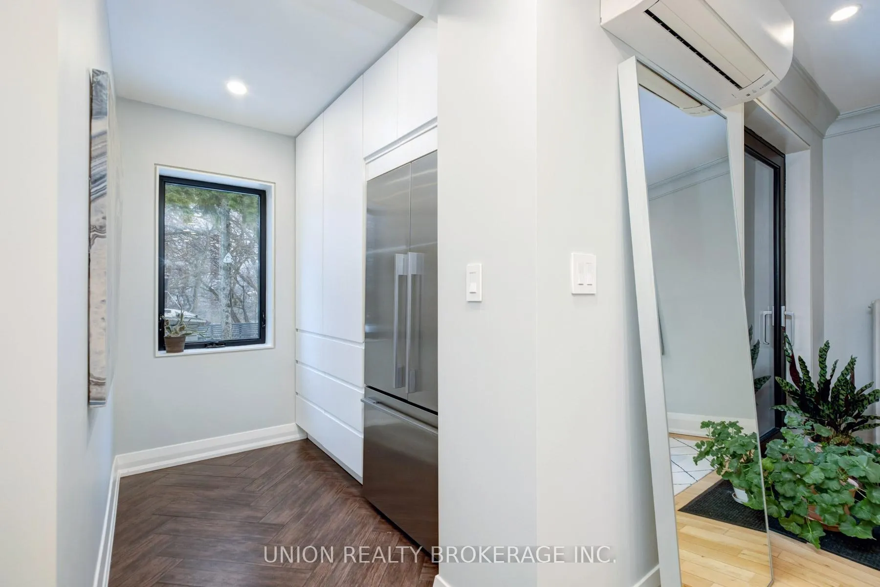 Photo 16 of 10 Hollywood Crescent, Toronto, Woodbine Corridor — HOMEH