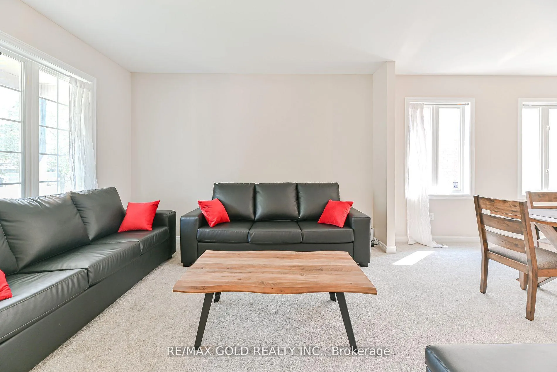 Photo 5 of 45 Treeline Boulevard, Brampton, Vales of Castlemore — HOMEH