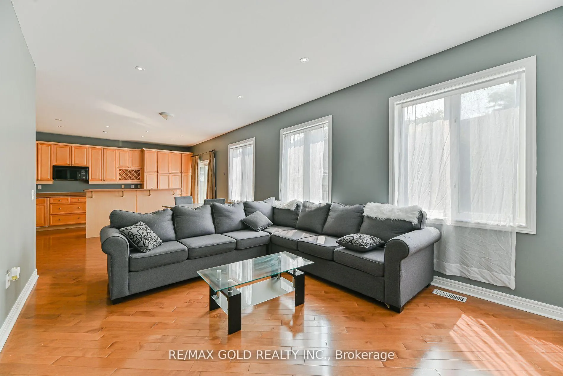 Photo 9 of 45 Treeline Boulevard, Brampton, Vales of Castlemore — HOMEH