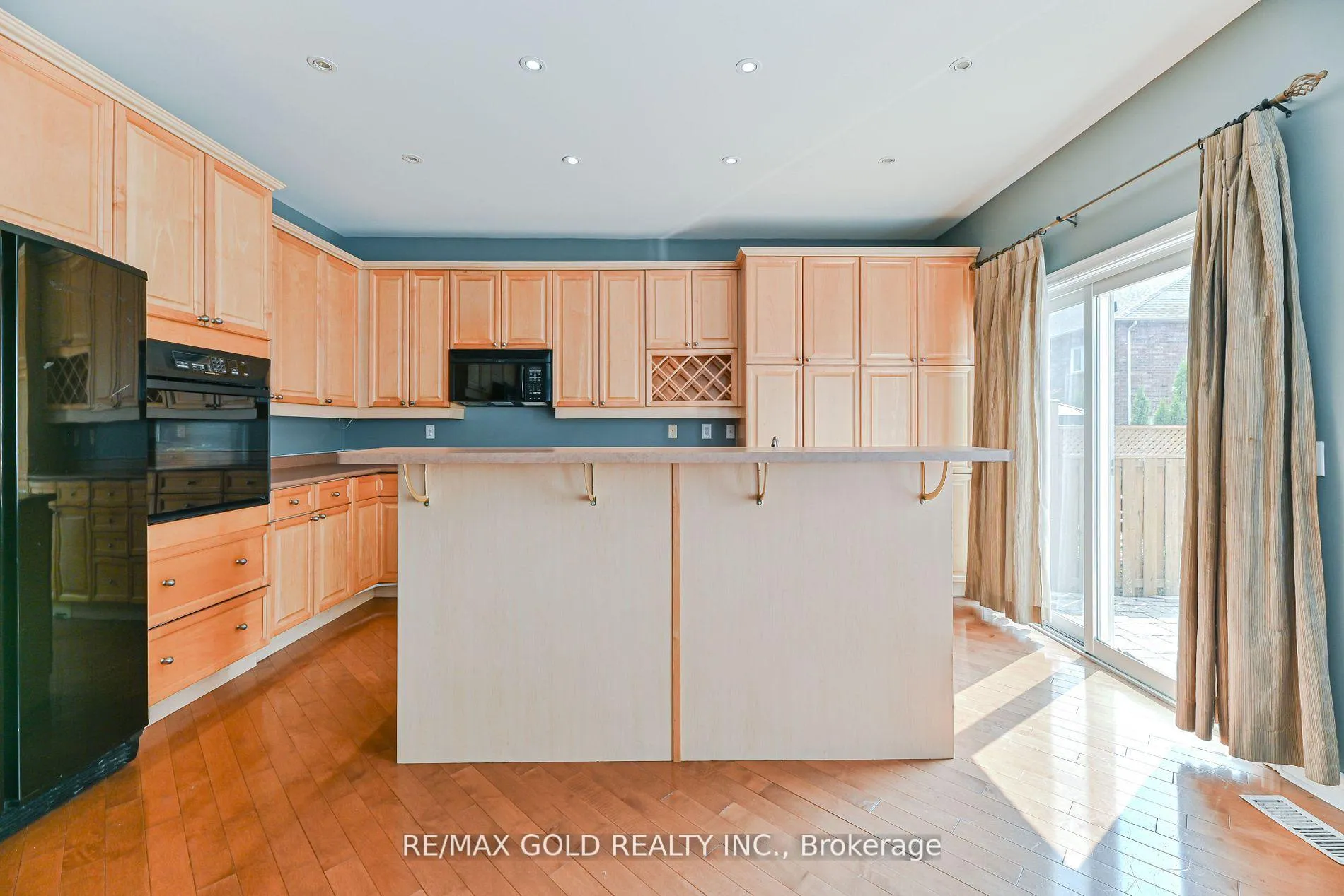 Photo 10 of 45 Treeline Boulevard, Brampton, Vales of Castlemore — HOMEH