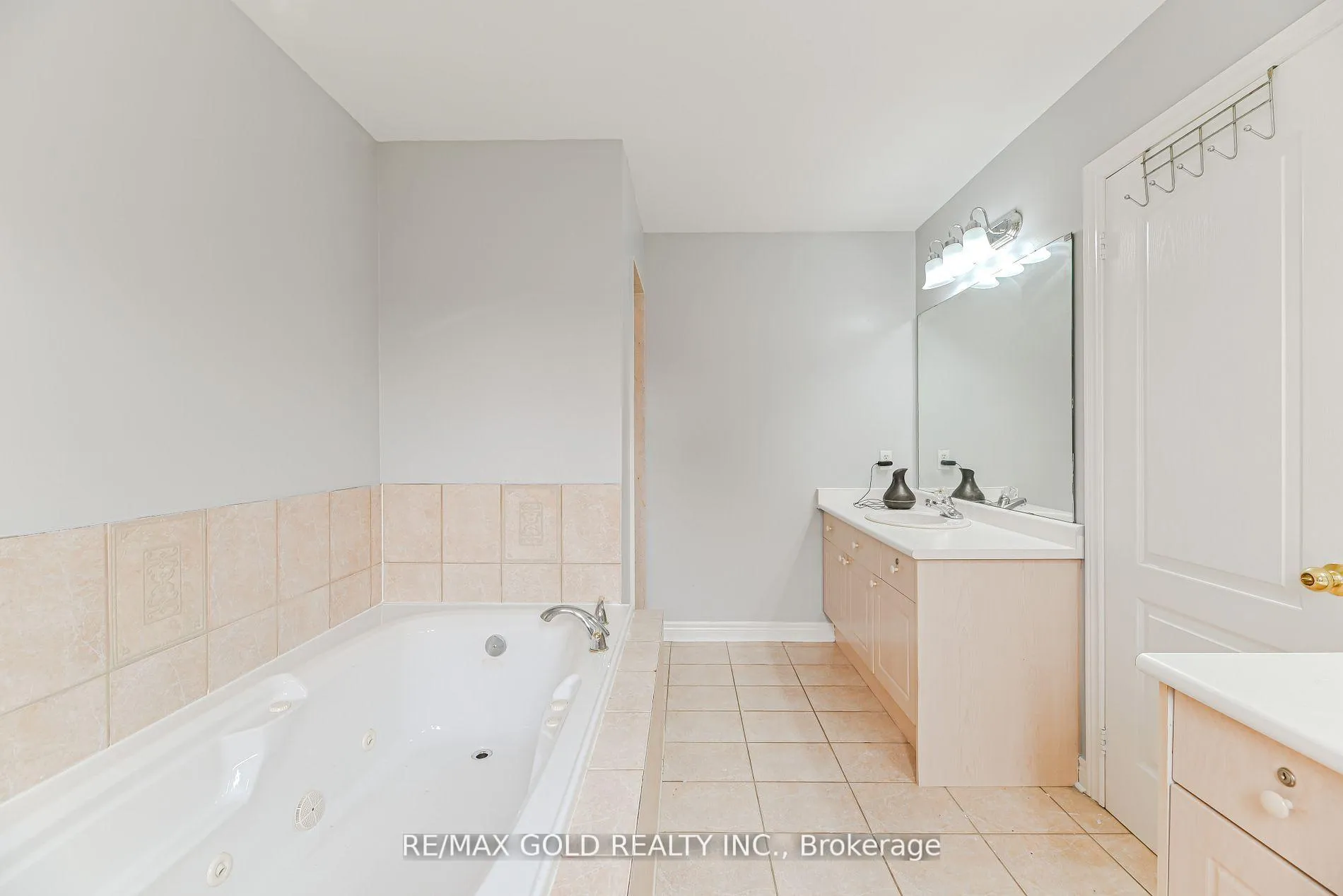 Photo 18 of 45 Treeline Boulevard, Brampton, Vales of Castlemore — HOMEH