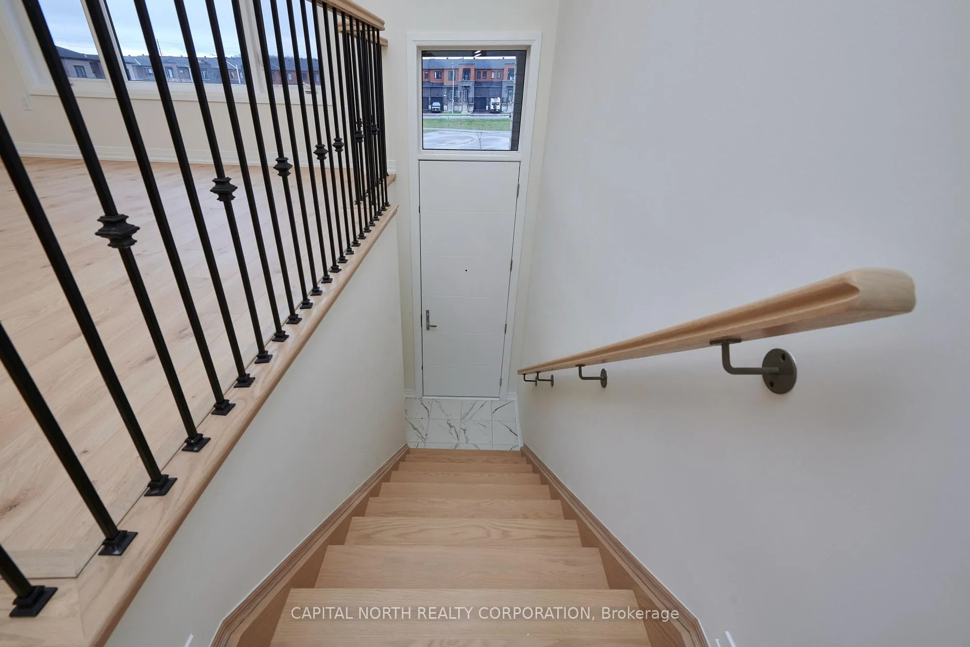 Photo 2 of 9 Cherry Hill Lane, Barrie, Painswick South — HOMEH