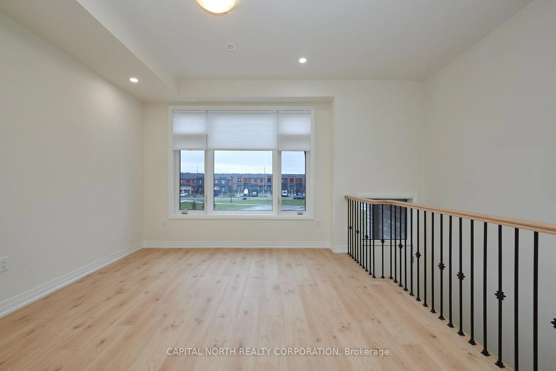 Photo 3 of 9 Cherry Hill Lane, Barrie, Painswick South — HOMEH
