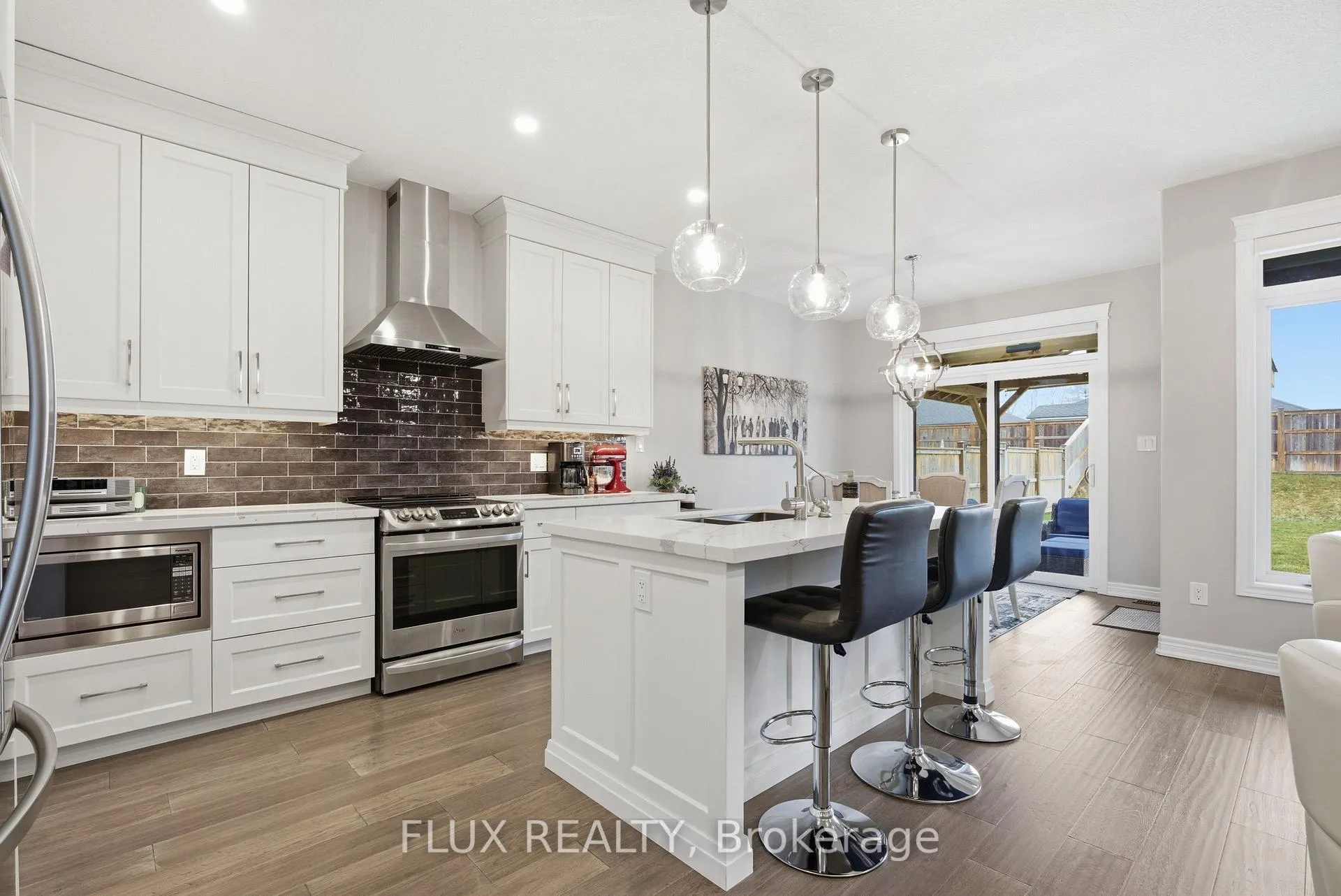 Photo 3 of 192 Oak Street, Norfolk, Simcoe — HOMEH