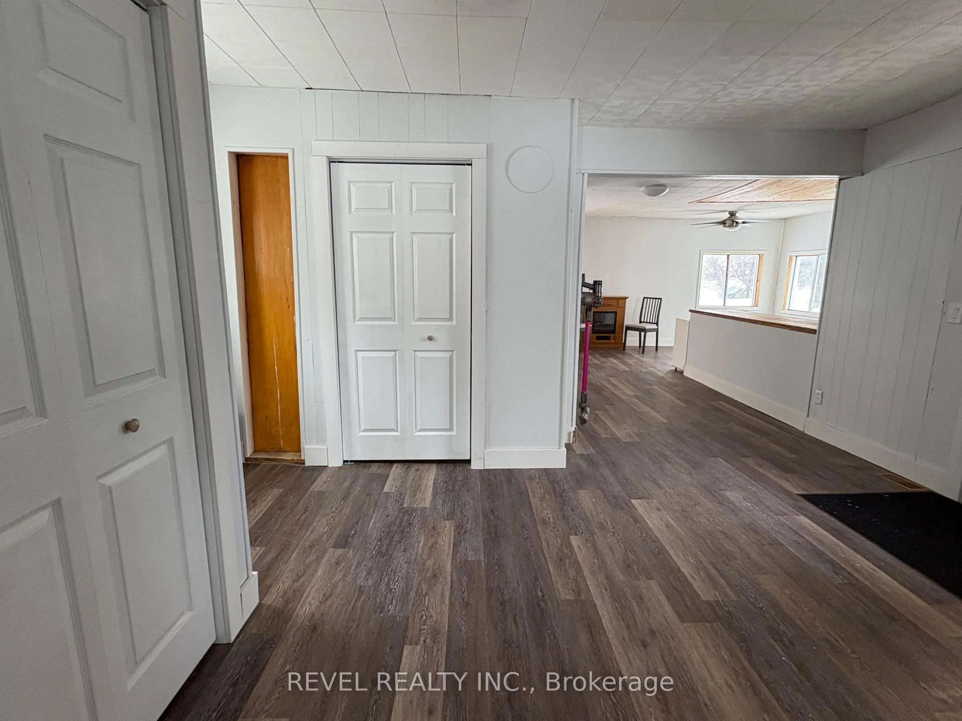 Photo 3 of 104 Fourteenth Avenue, Cochrane — HOMEH