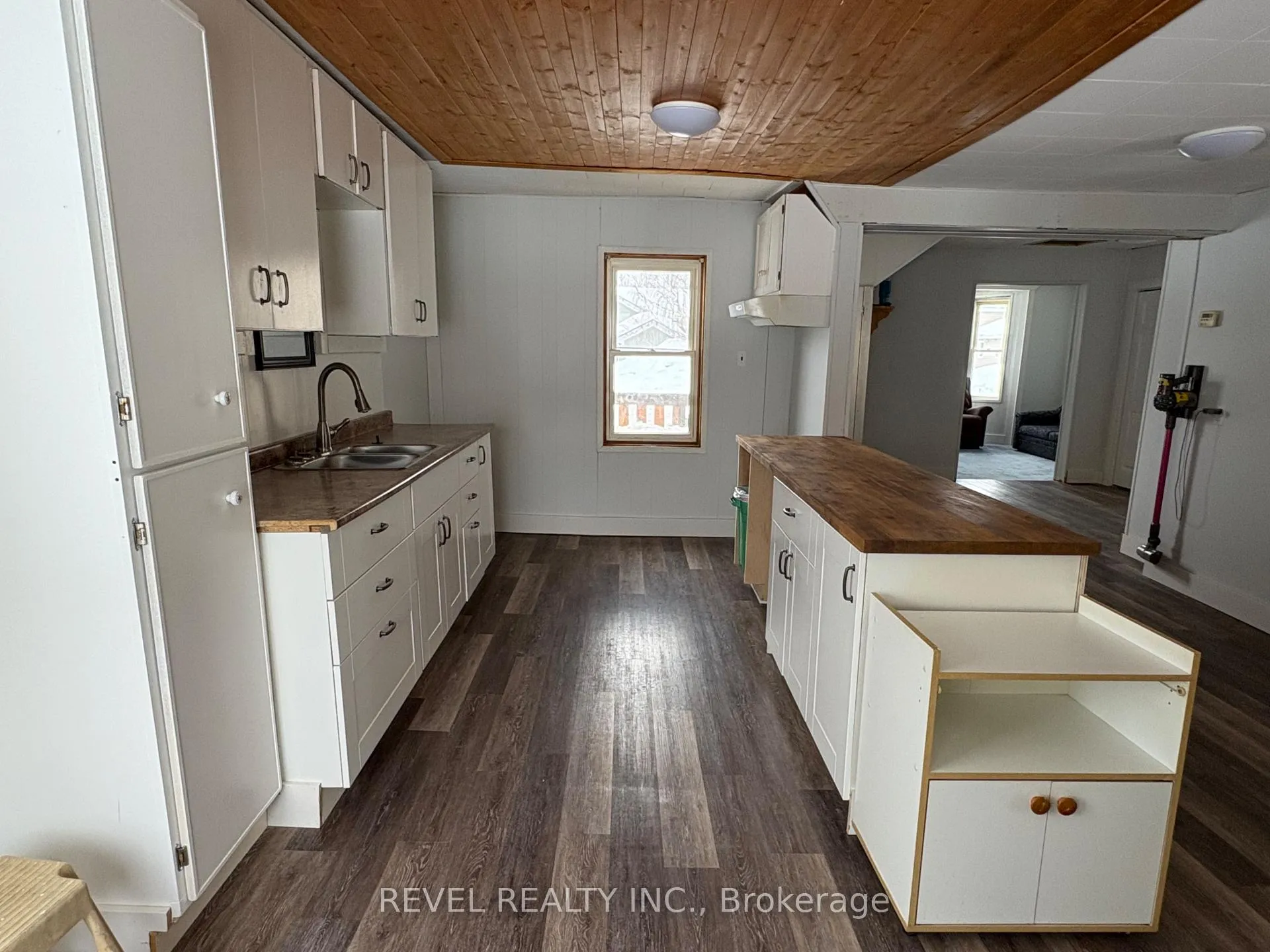 Photo 5 of 104 Fourteenth Avenue, Cochrane — HOMEH