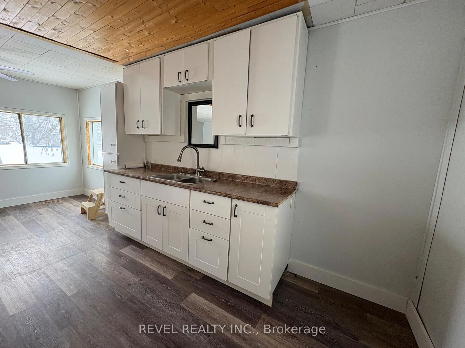 Photo 8 of 104 Fourteenth Avenue, Cochrane — HOMEH