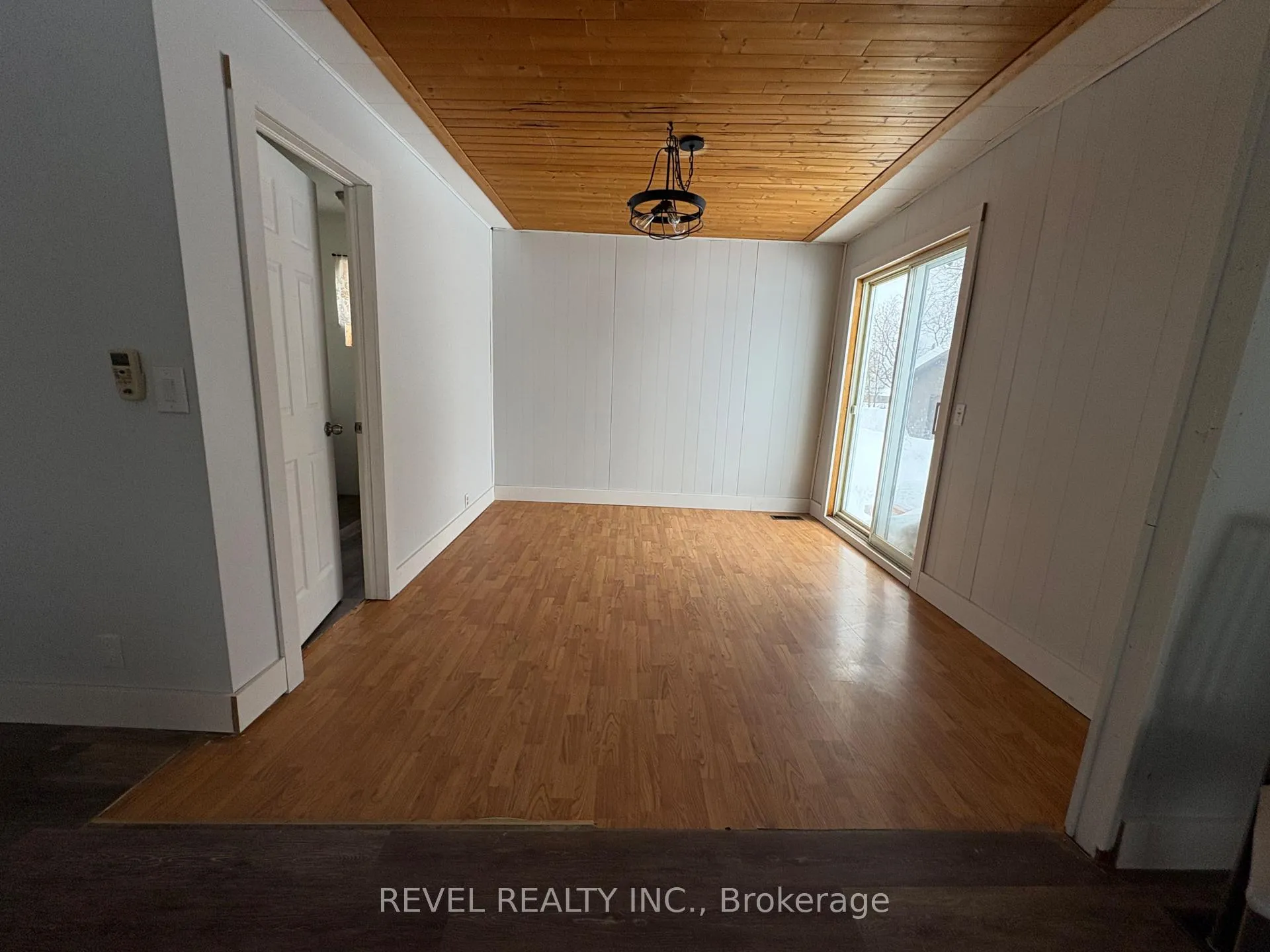 Photo 9 of 104 Fourteenth Avenue, Cochrane — HOMEH