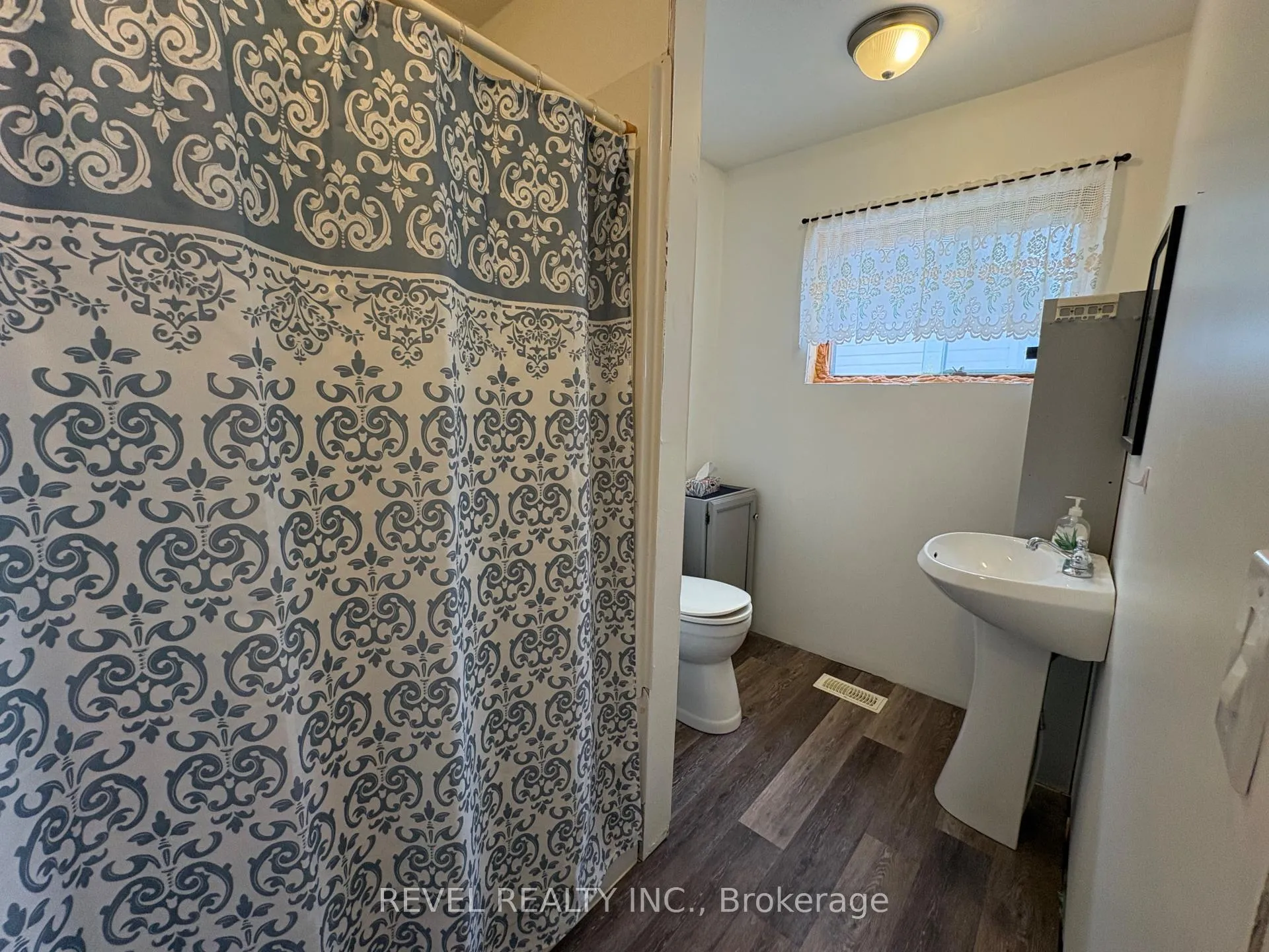 Photo 10 of 104 Fourteenth Avenue, Cochrane — HOMEH