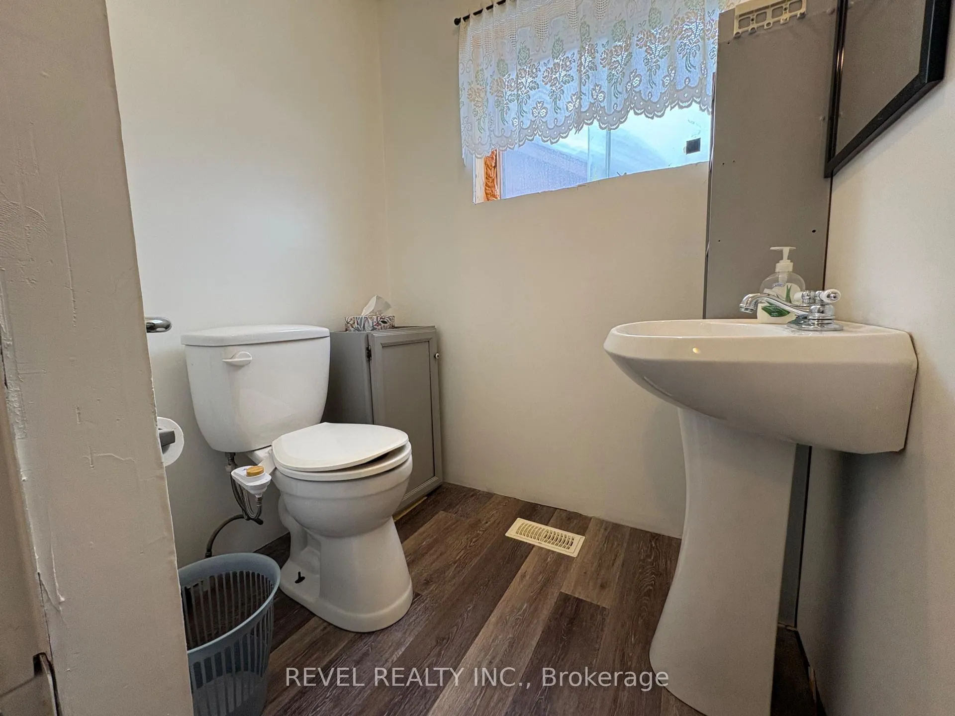 Photo 11 of 104 Fourteenth Avenue, Cochrane — HOMEH
