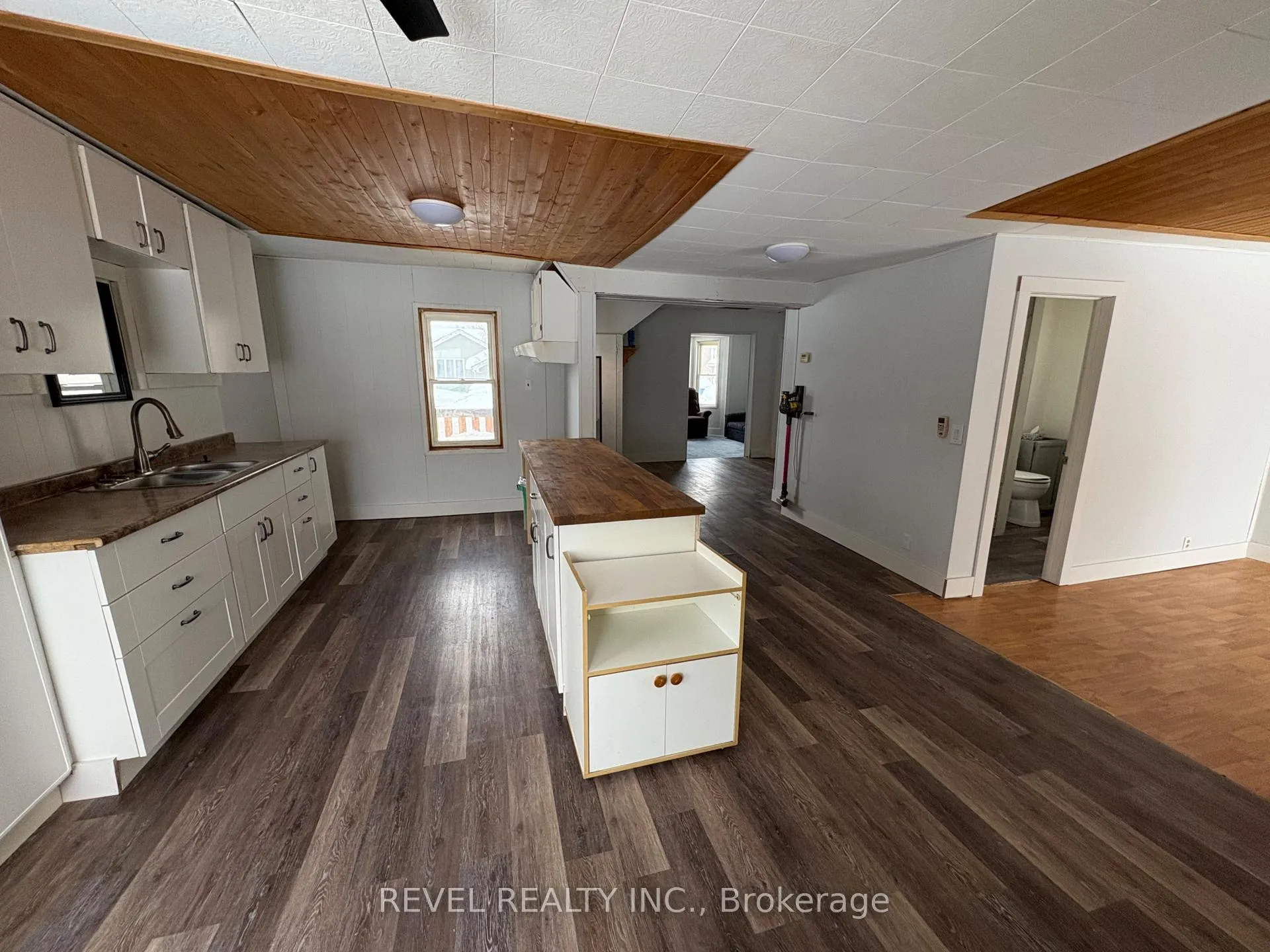 Photo 12 of 104 Fourteenth Avenue, Cochrane — HOMEH