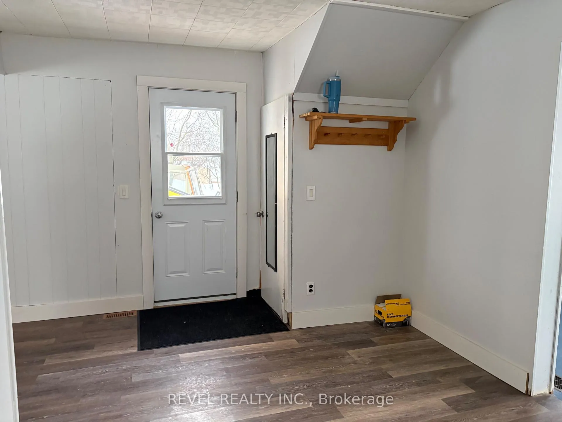 Photo 13 of 104 Fourteenth Avenue, Cochrane — HOMEH