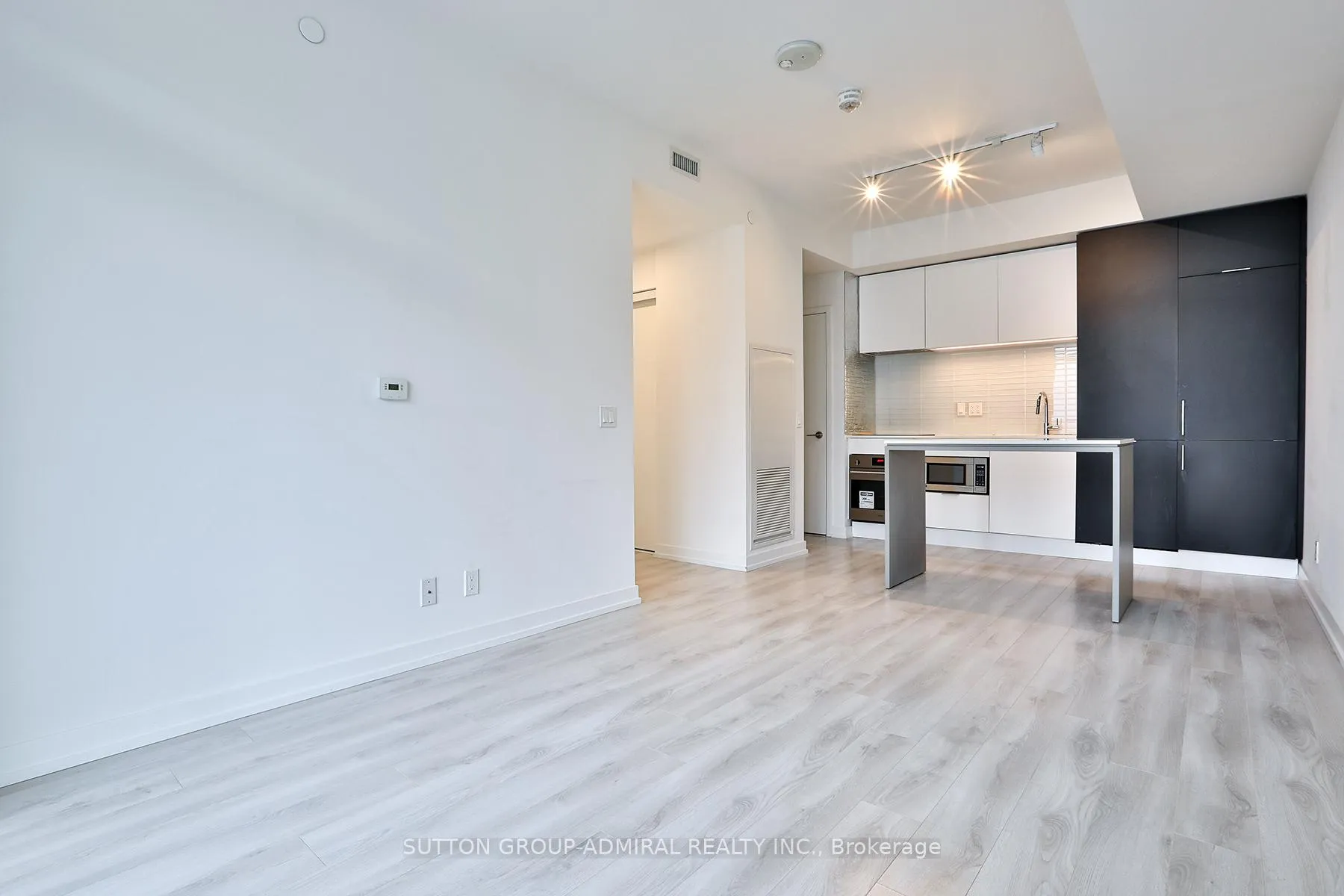 Photo 5 of Unit 911, 33 Helendale Avenue, Toronto, Yonge-Eglinton — HOMEH