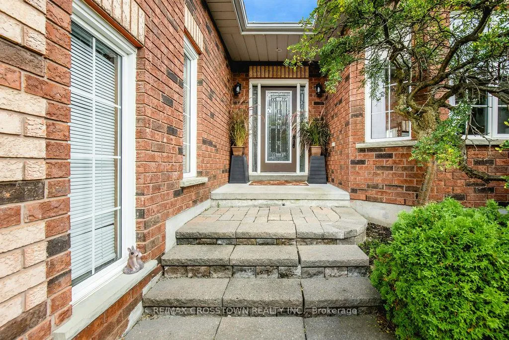Photo 4 of 1 Bloxham Place, Barrie, Innis-Shore — HOMEH