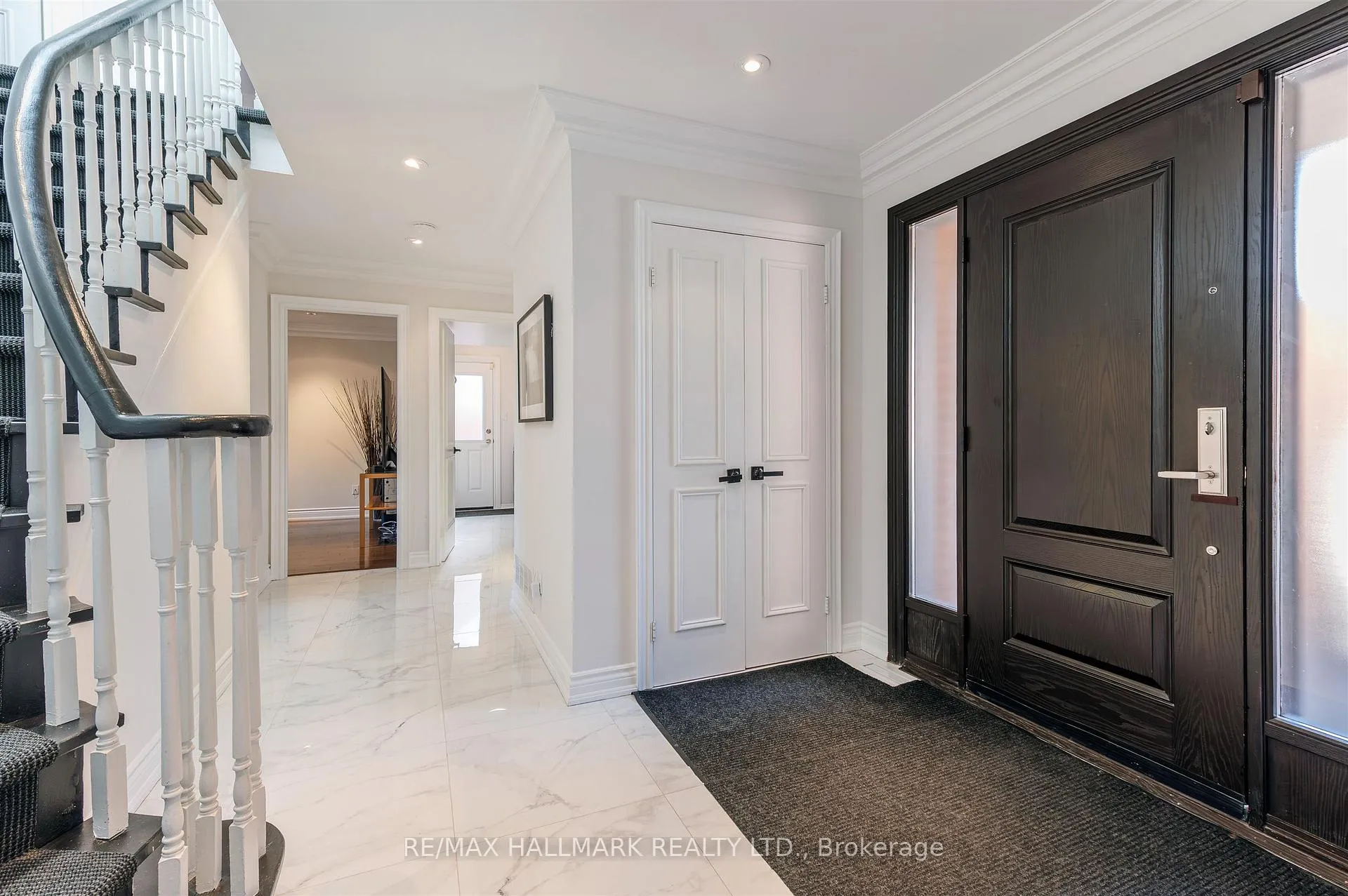 Photo 3 of 136 Mossgrove Trail, North York, St. Andrew-Windfields — HOMEH