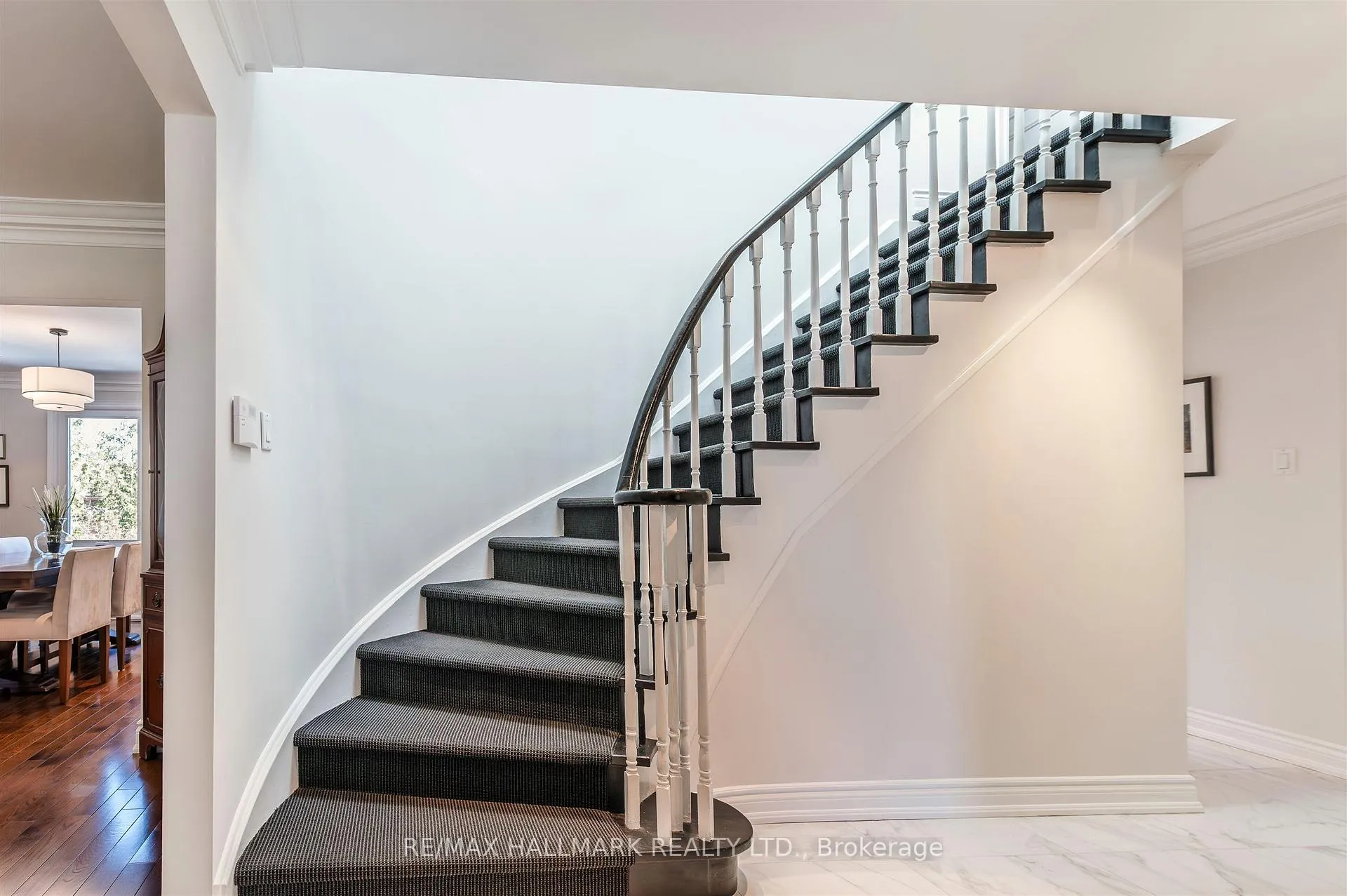 Photo 4 of 136 Mossgrove Trail, North York, St. Andrew-Windfields — HOMEH