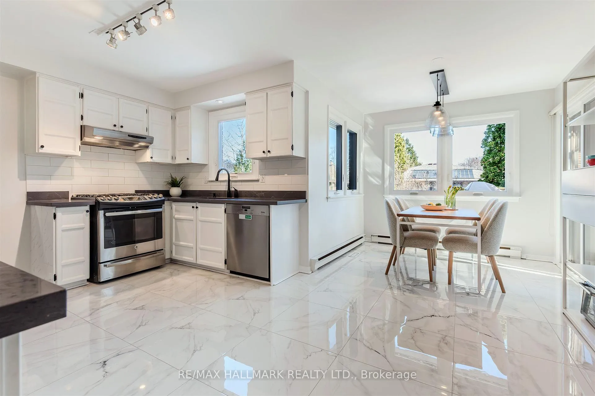 Photo 10 of 136 Mossgrove Trail, North York, St. Andrew-Windfields — HOMEH