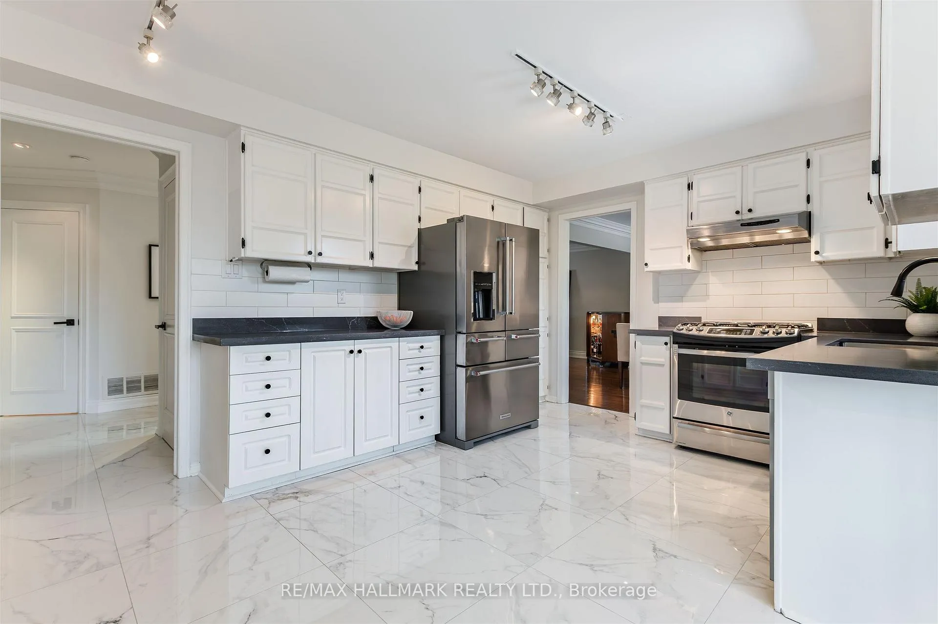 Photo 11 of 136 Mossgrove Trail, North York, St. Andrew-Windfields — HOMEH