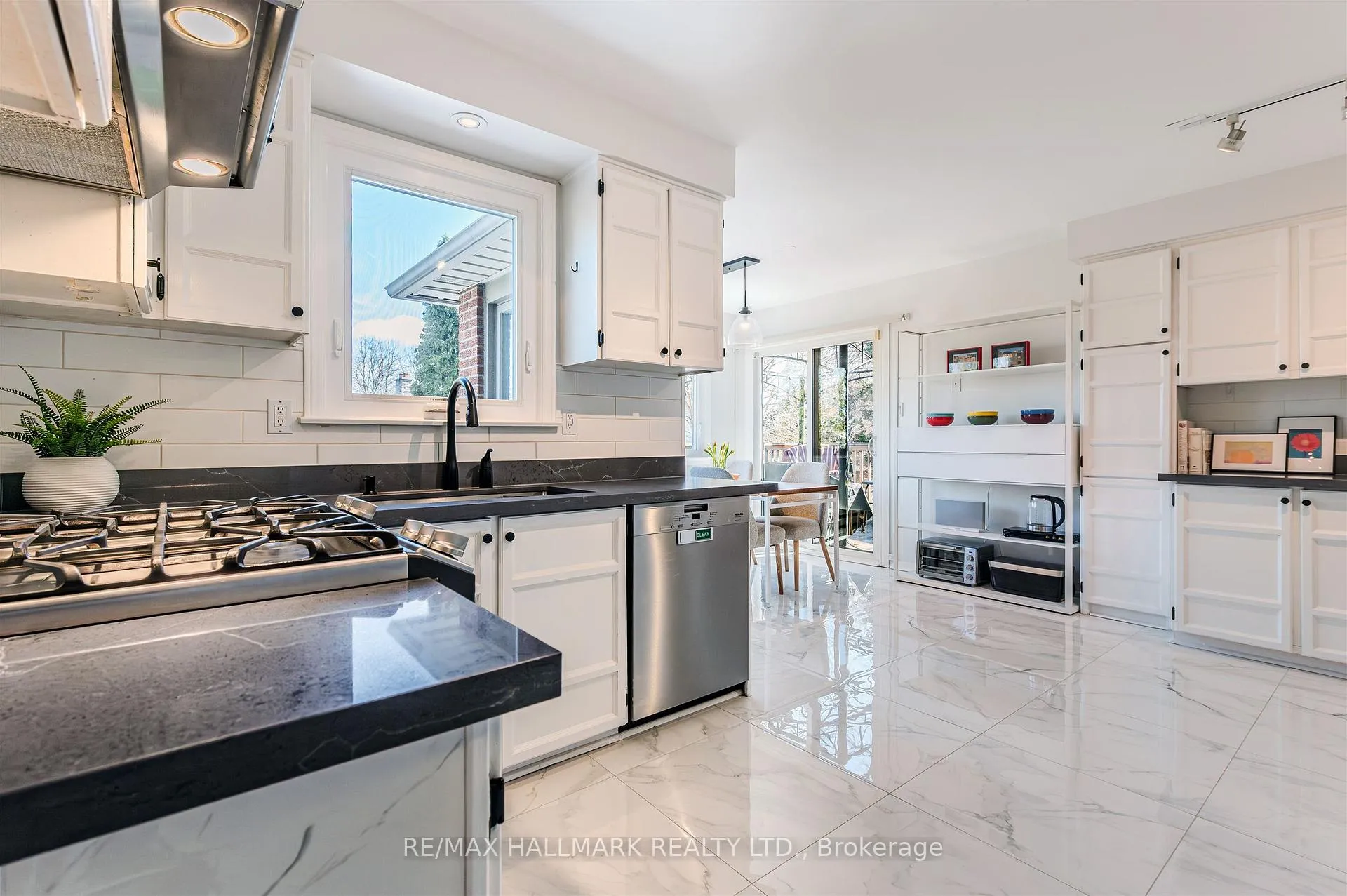 Photo 12 of 136 Mossgrove Trail, North York, St. Andrew-Windfields — HOMEH