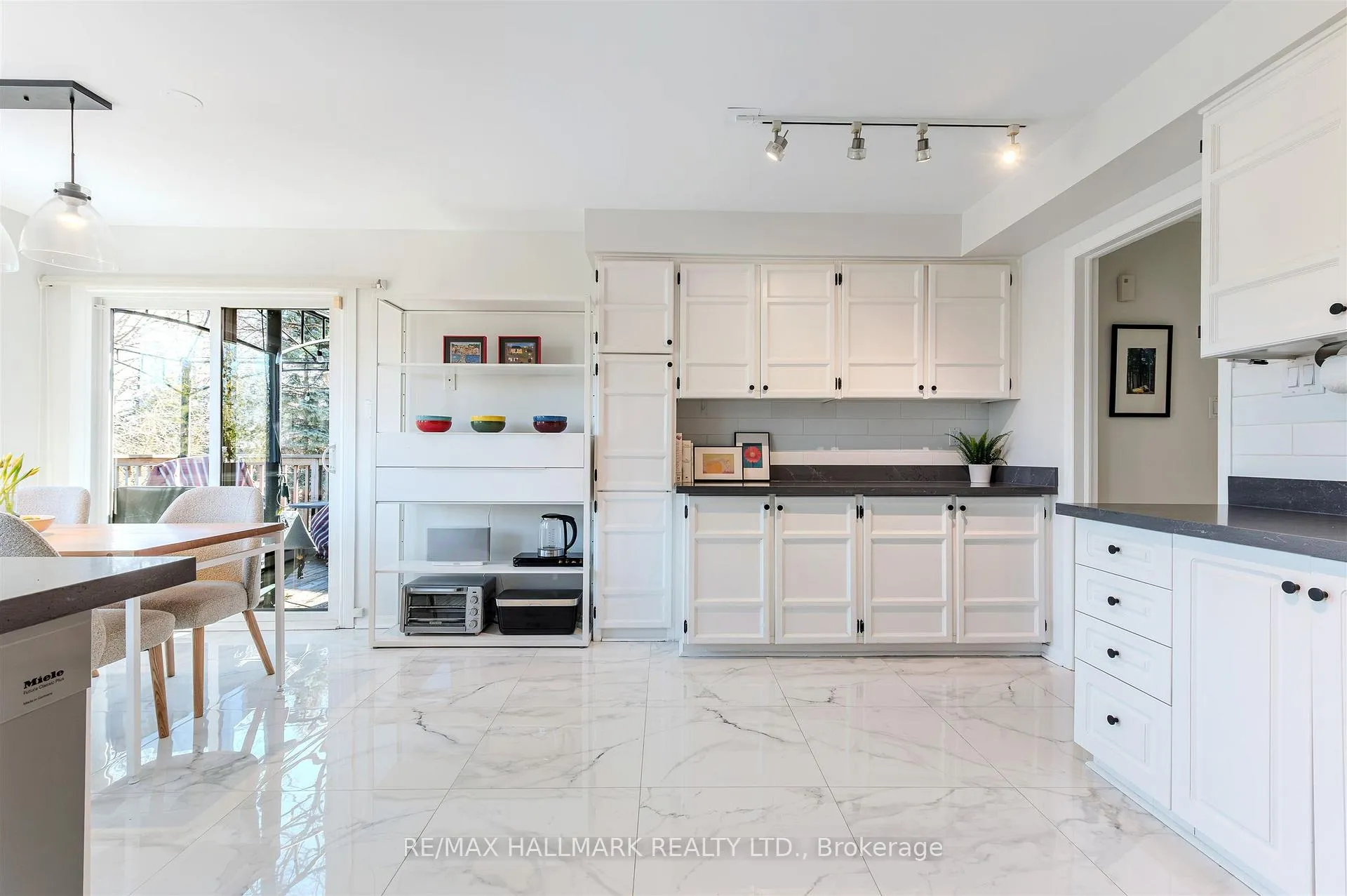 Photo 13 of 136 Mossgrove Trail, North York, St. Andrew-Windfields — HOMEH
