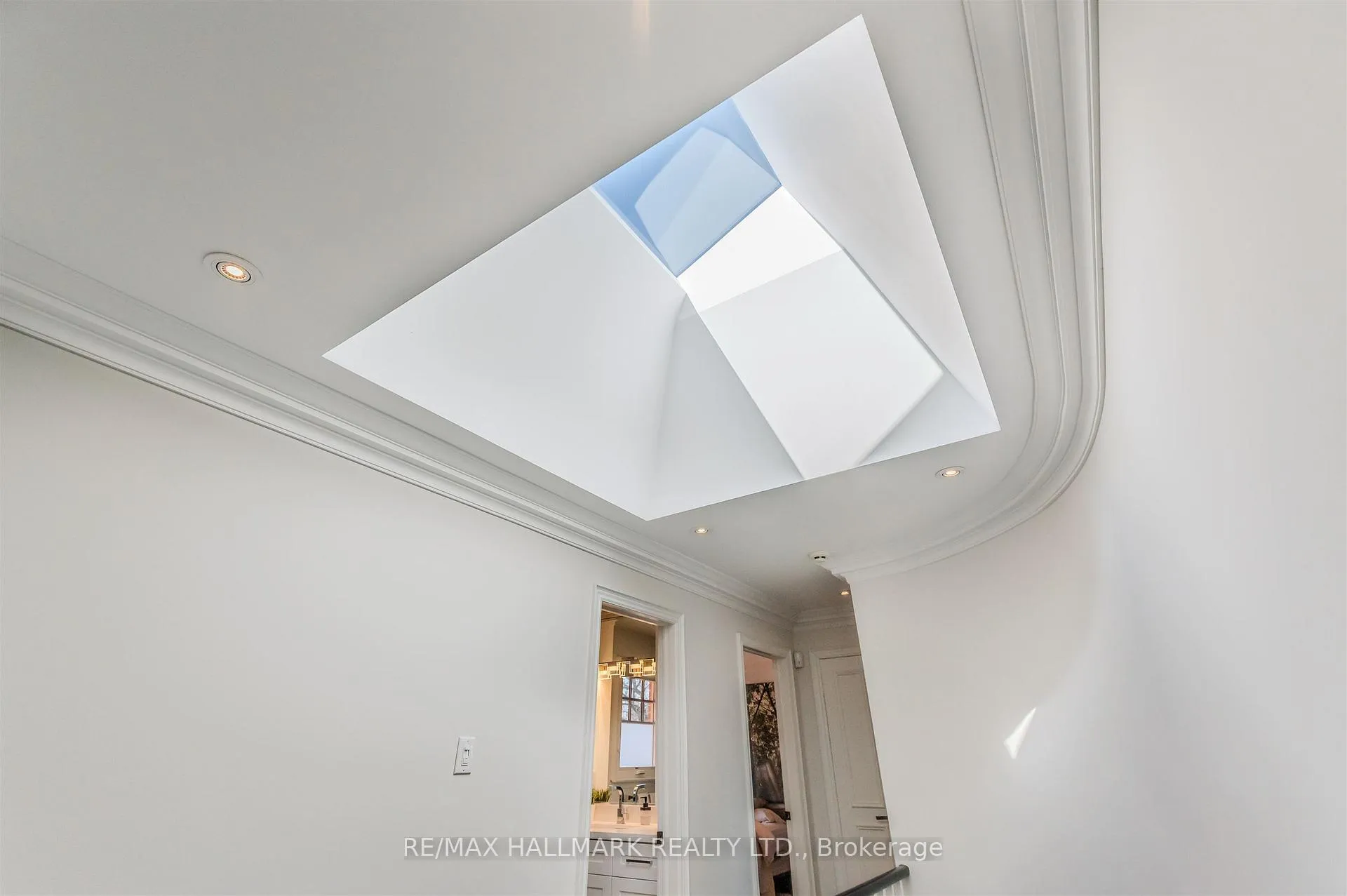 Photo 18 of 136 Mossgrove Trail, North York, St. Andrew-Windfields — HOMEH