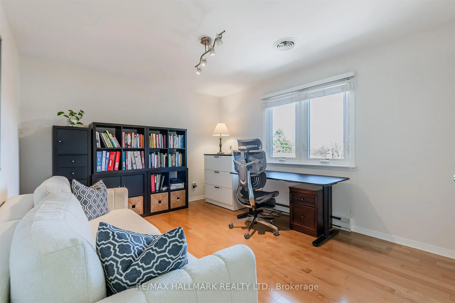 Photo 27 of 136 Mossgrove Trail, North York, St. Andrew-Windfields — HOMEH