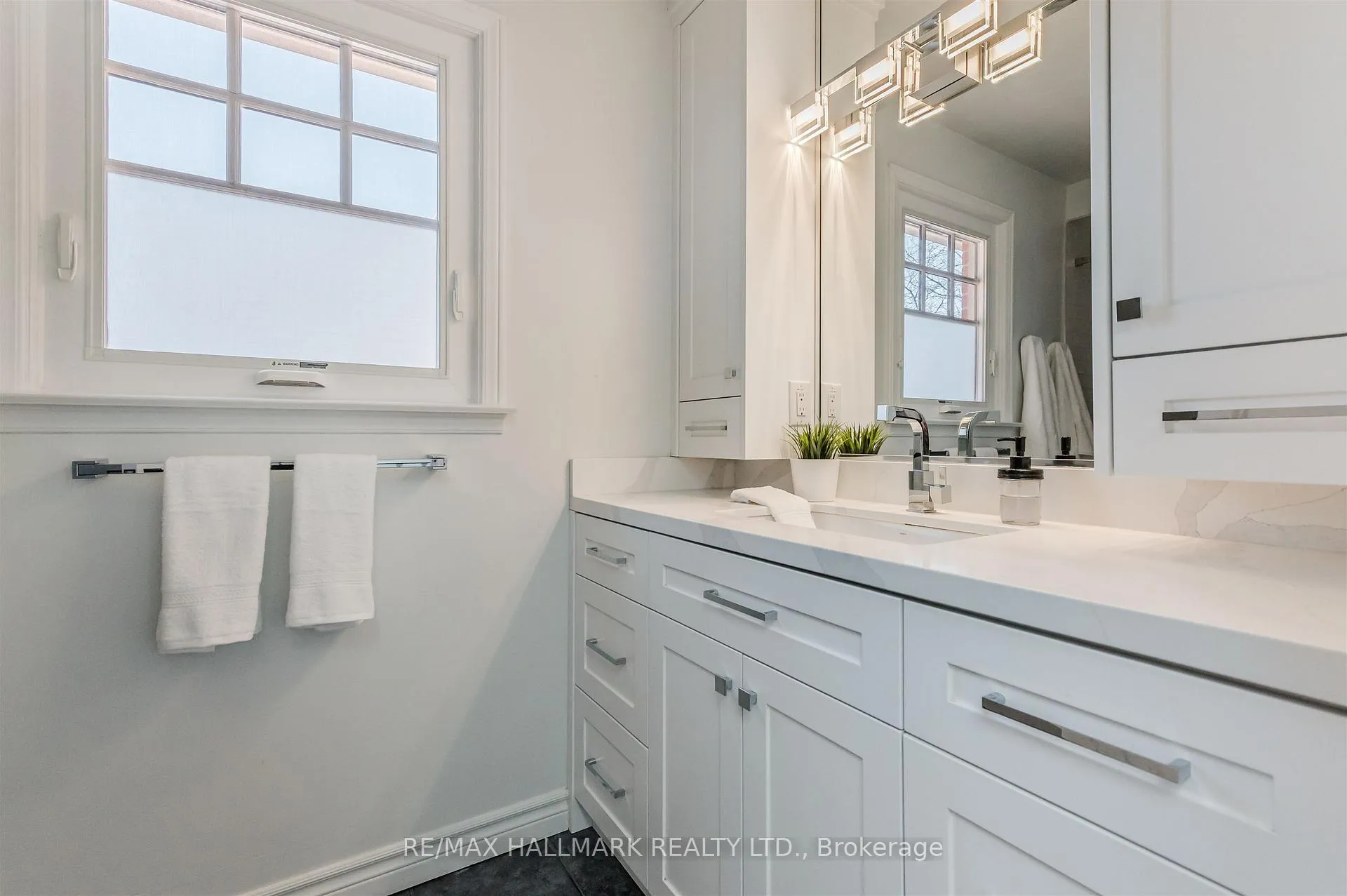 Photo 28 of 136 Mossgrove Trail, North York, St. Andrew-Windfields — HOMEH
